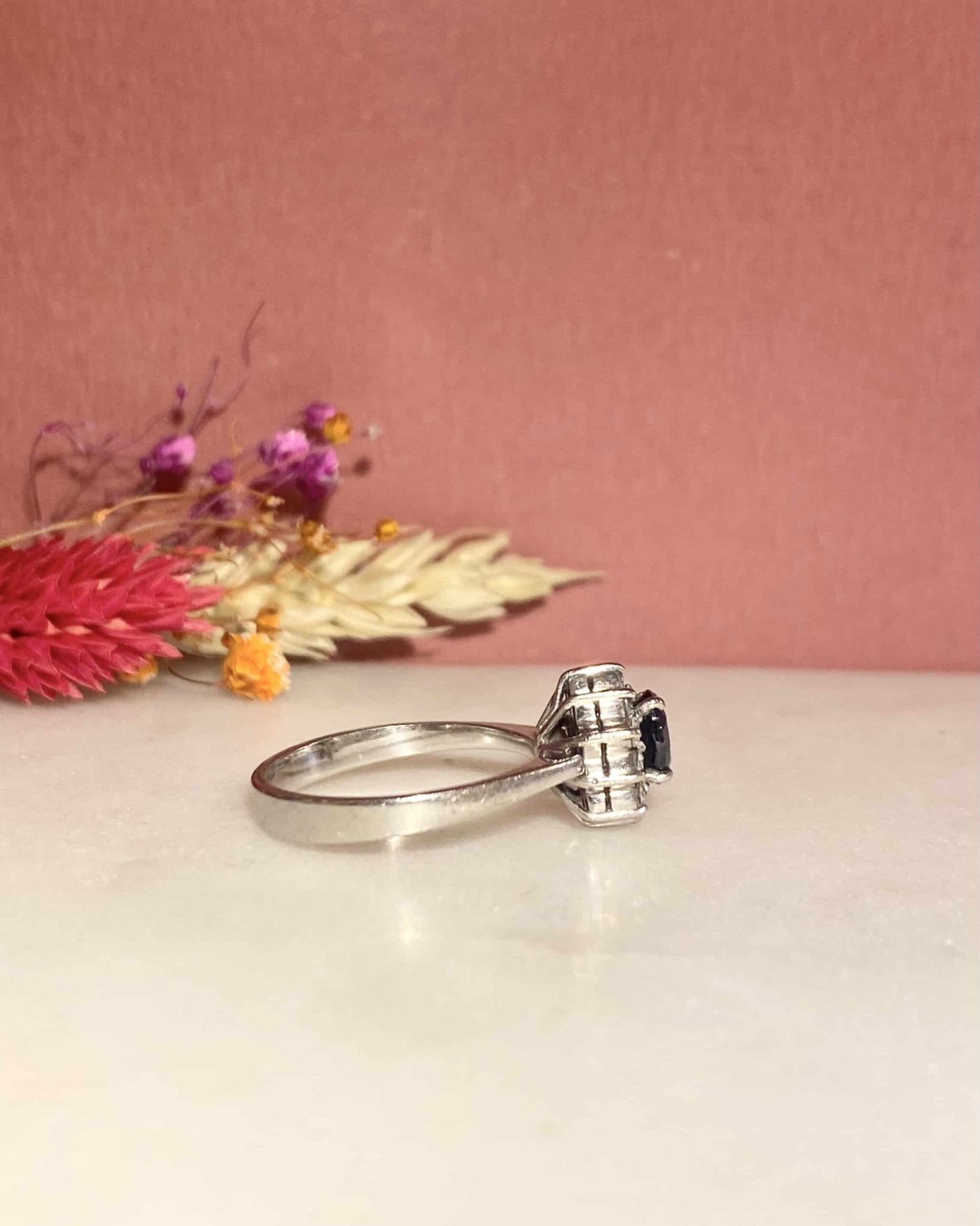Bague Marguerite Saphir 0.55 carat & Diamants "Delphine" - Elliade Paris