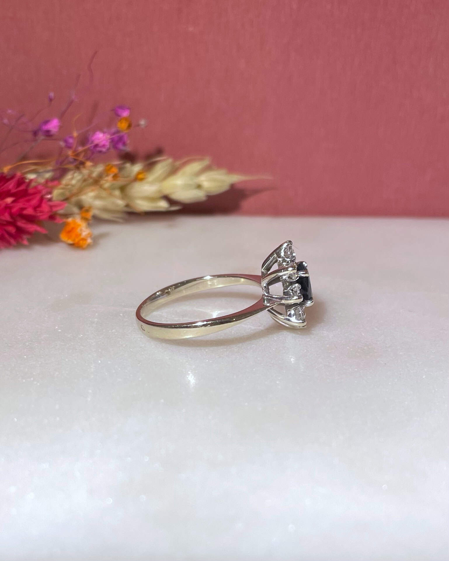 Bague Marguerite Saphir 0.55 Carat & Diamants "Rory" - Elliade Paris