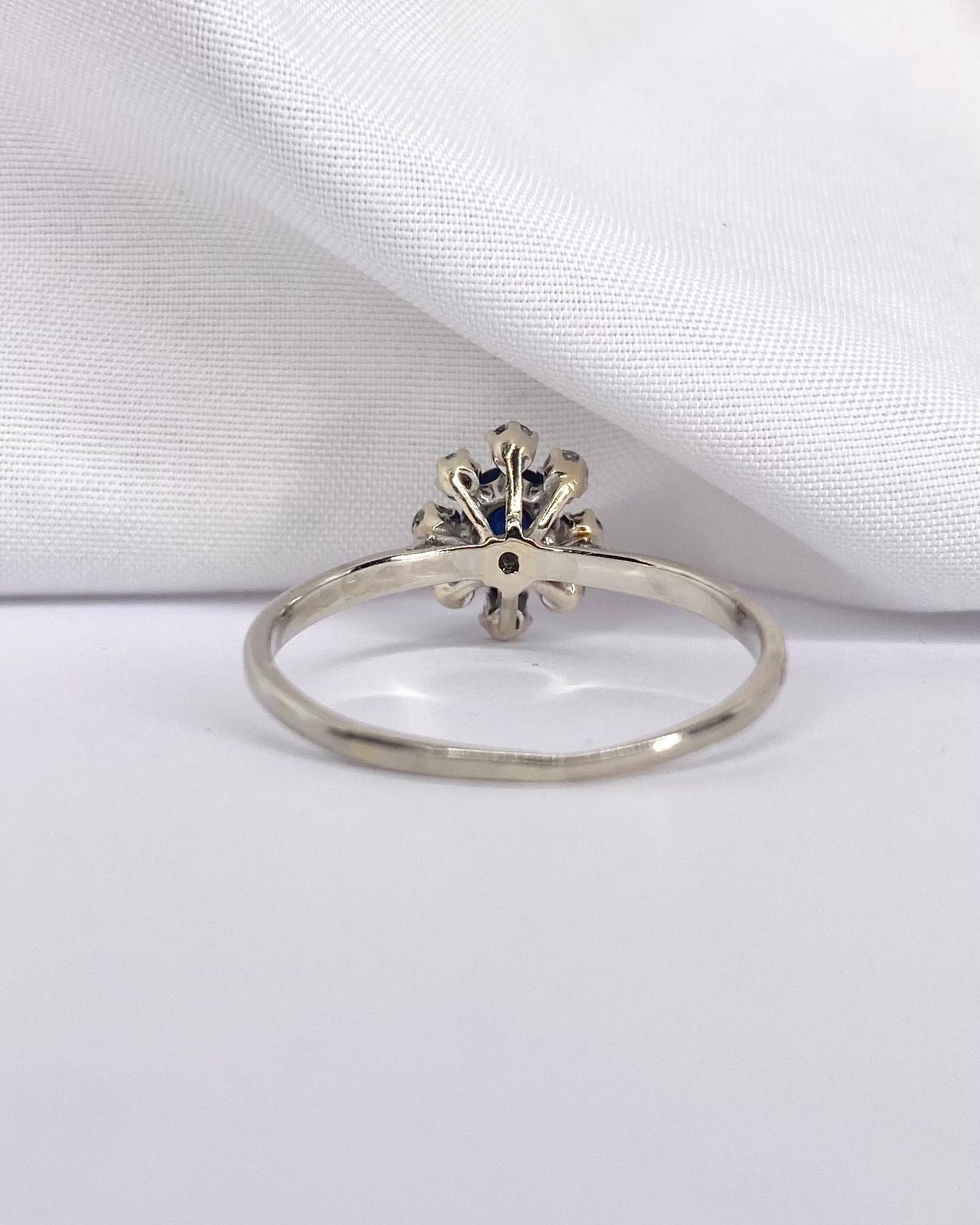 Bague Marguerite Saphir 0.60 carat & 8 Diamants "Leonor" - Elliade Paris