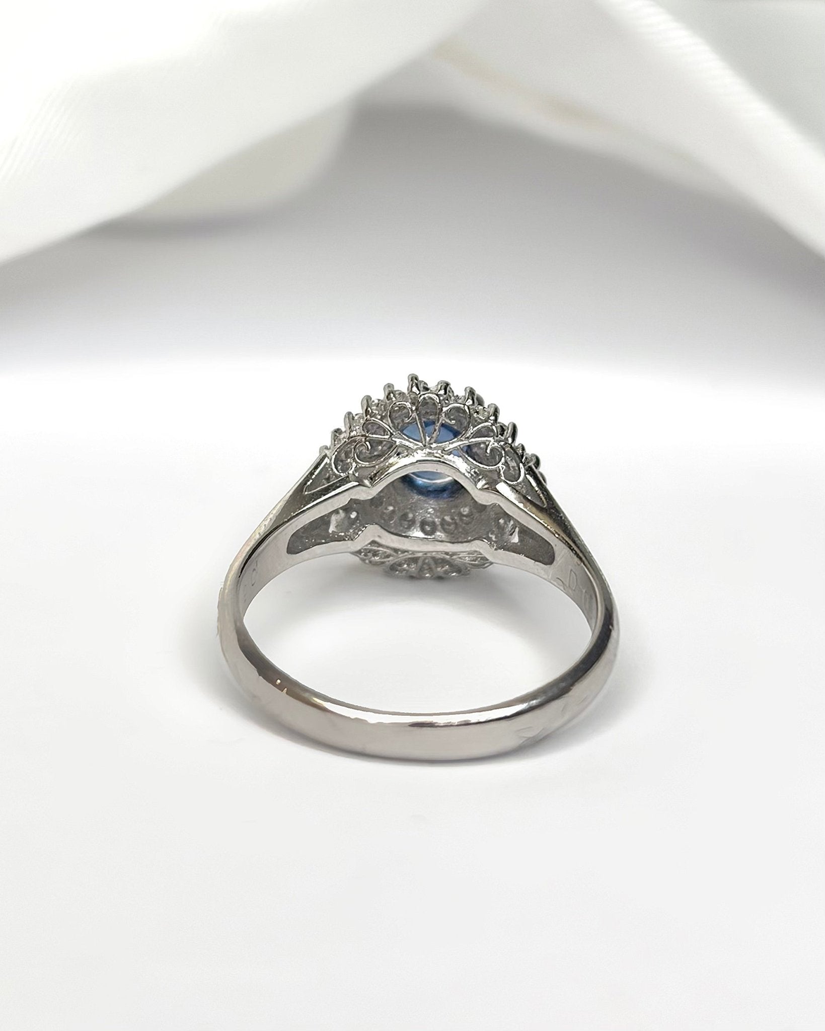 Bague Marguerite Saphir 0.60 carat & Diamants 0.30 carat "Lana" - Elliade Paris