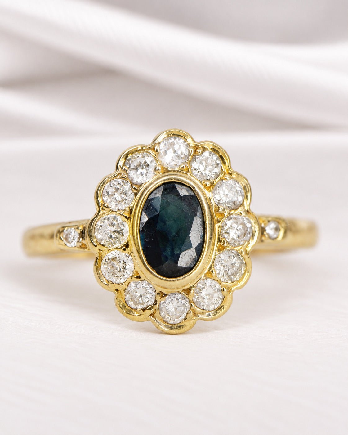 Bague Marguerite Saphir 0.60 carat & Diamants 0.39 carat 5.34g "Edith" - Elliade Paris
