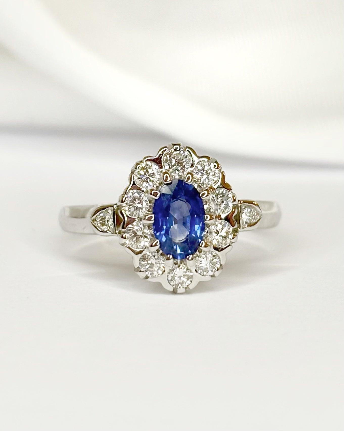 Bague Marguerite Saphir 0.60 carat & Diamants 0.48 carat "Johanna" - Elliade Paris