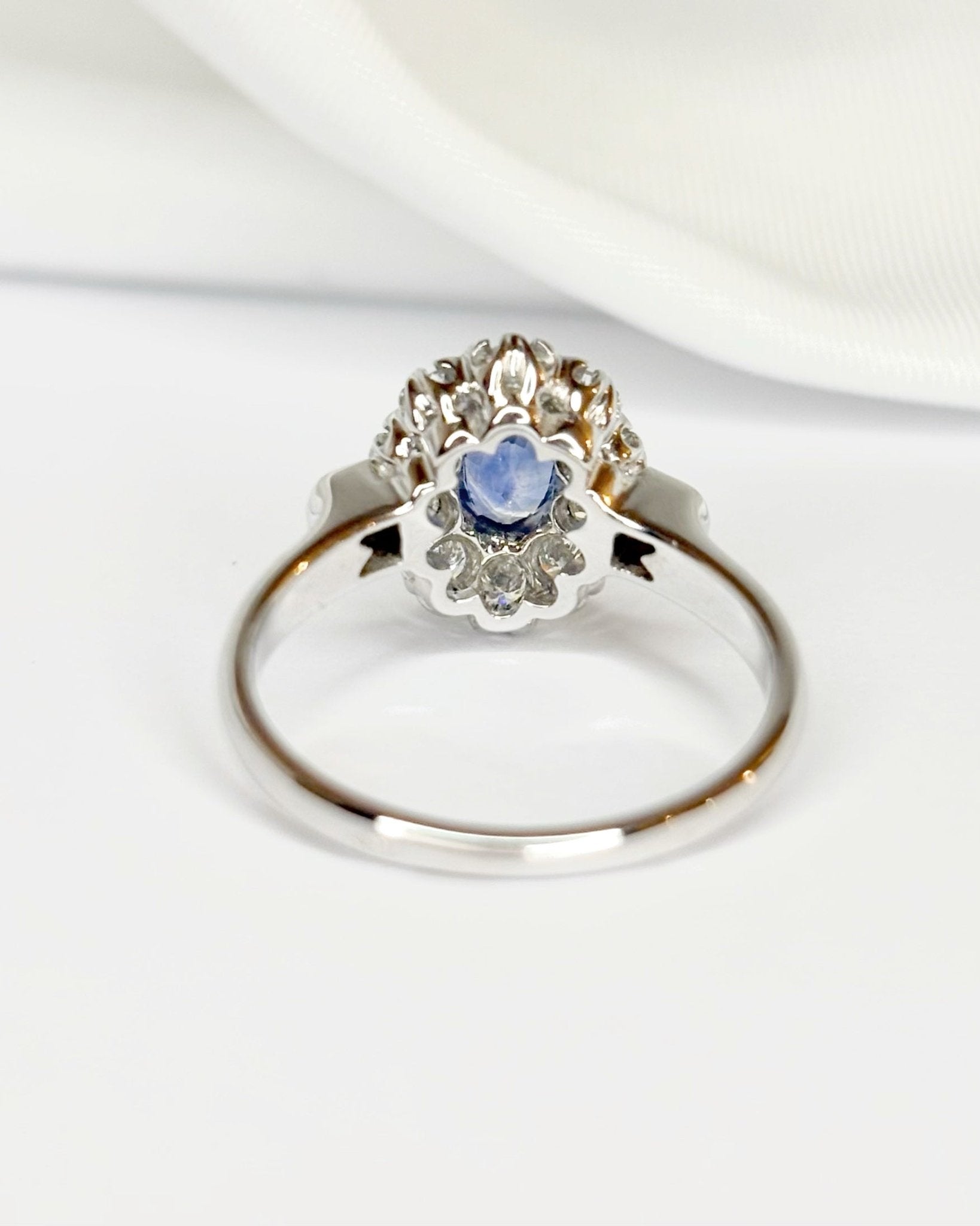 Bague Marguerite Saphir 0.60 carat & Diamants 0.48 carat "Johanna" - Elliade Paris