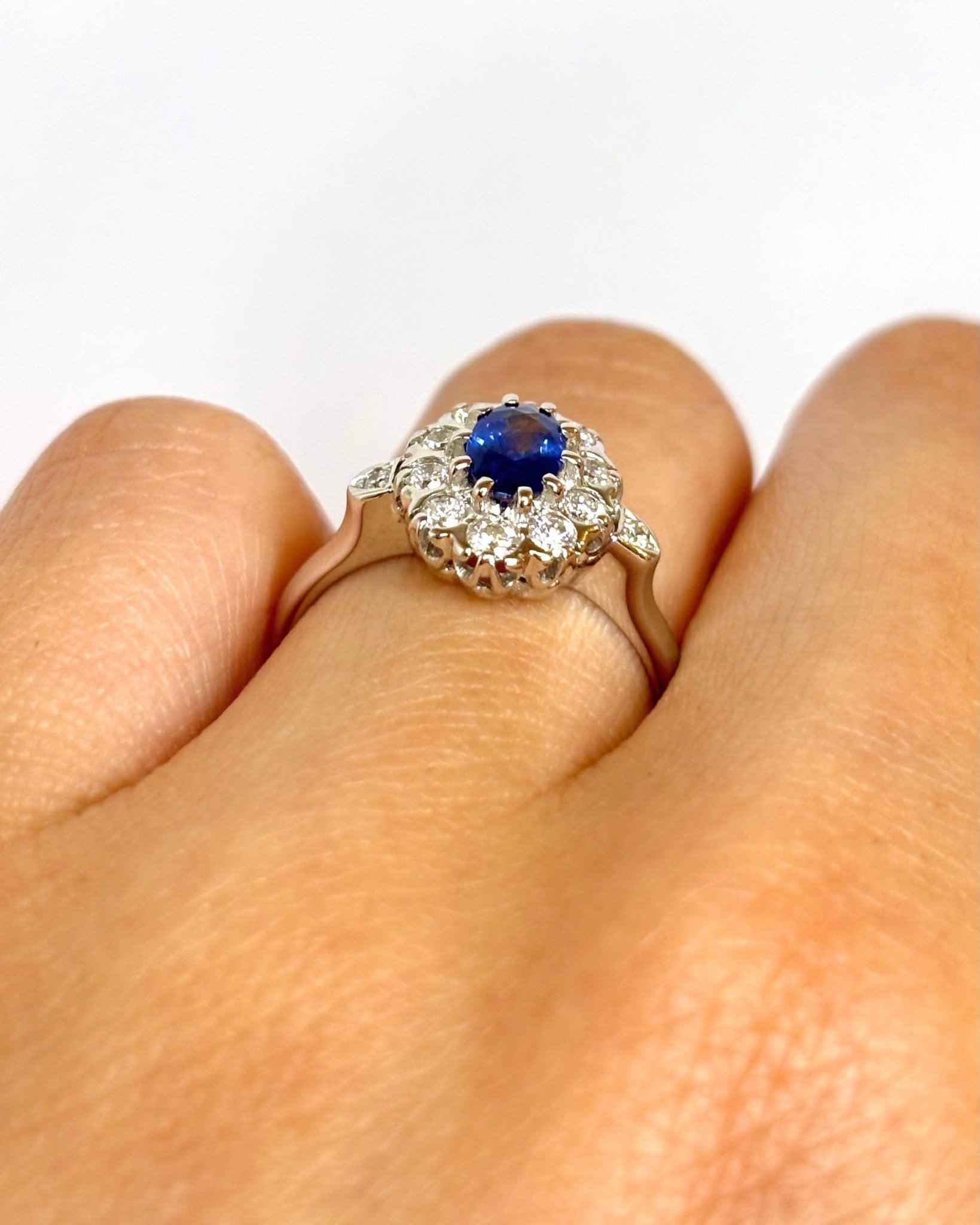 Bague Marguerite Saphir 0.60 carat & Diamants 0.48 carat "Johanna" - Elliade Paris