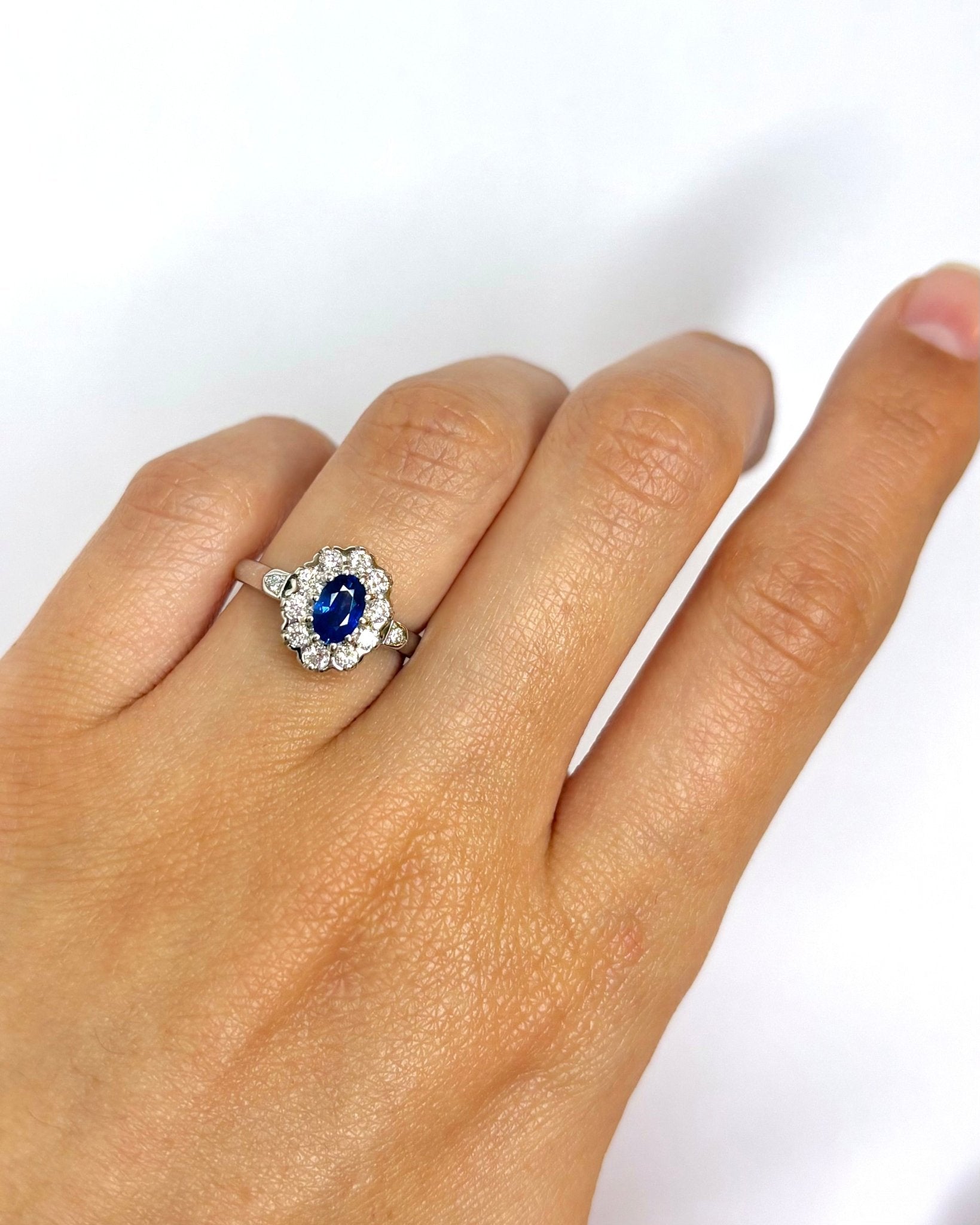 Bague Marguerite Saphir 0.60 carat & Diamants 0.48 carat "Johanna" - Elliade Paris