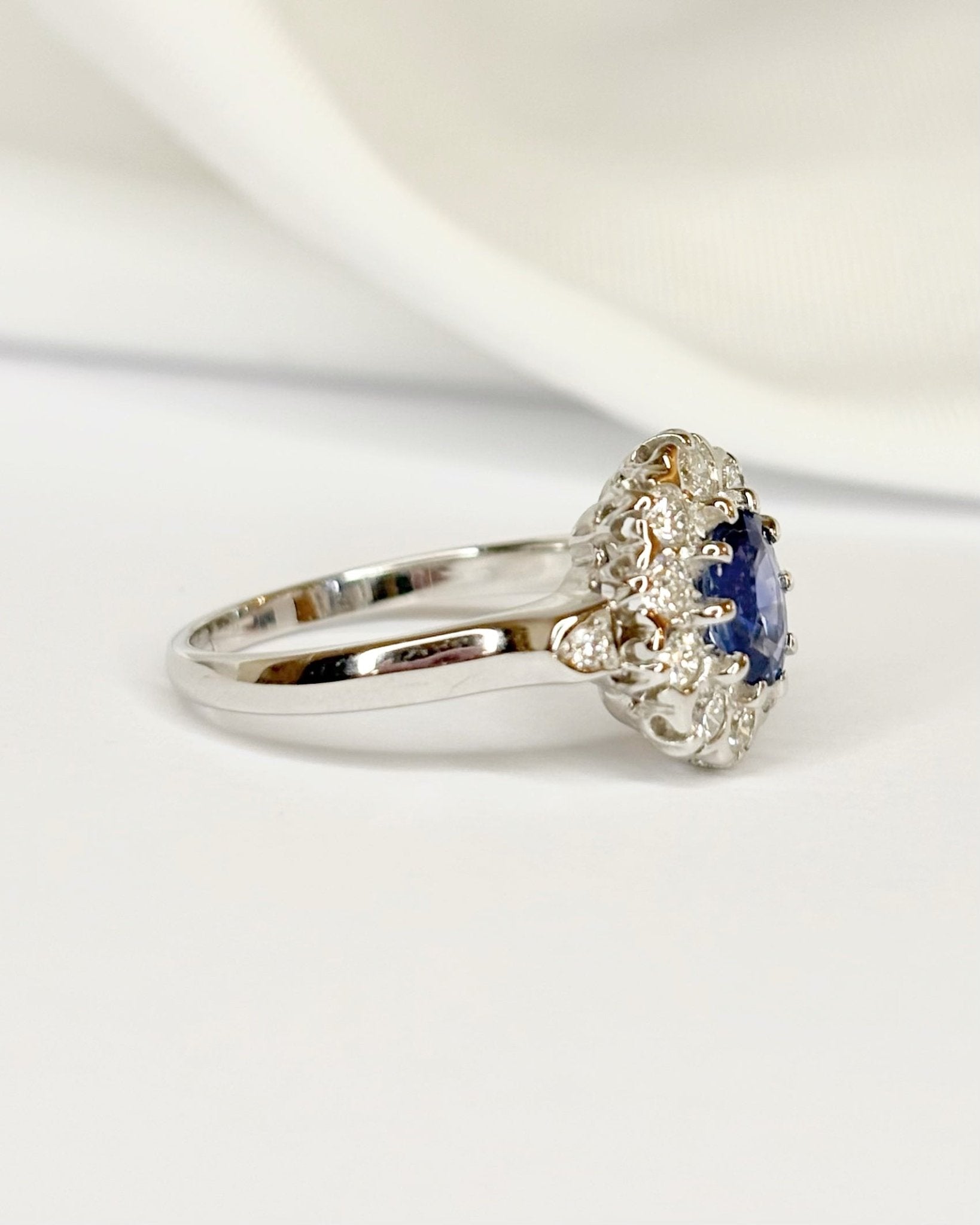Bague Marguerite Saphir 0.60 carat & Diamants 0.48 carat "Johanna" - Elliade Paris