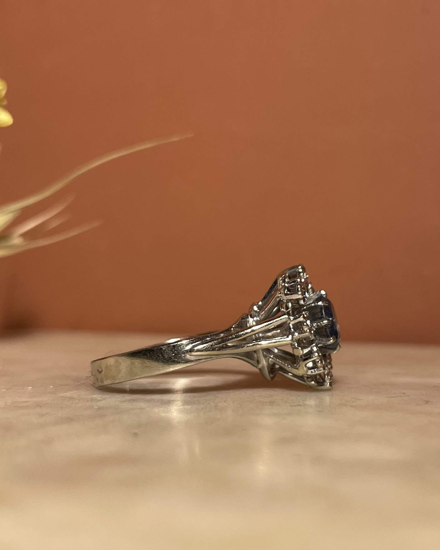 Bague Marguerite Saphir 0.60 carat & Diamants "Esaï" - Elliade Paris