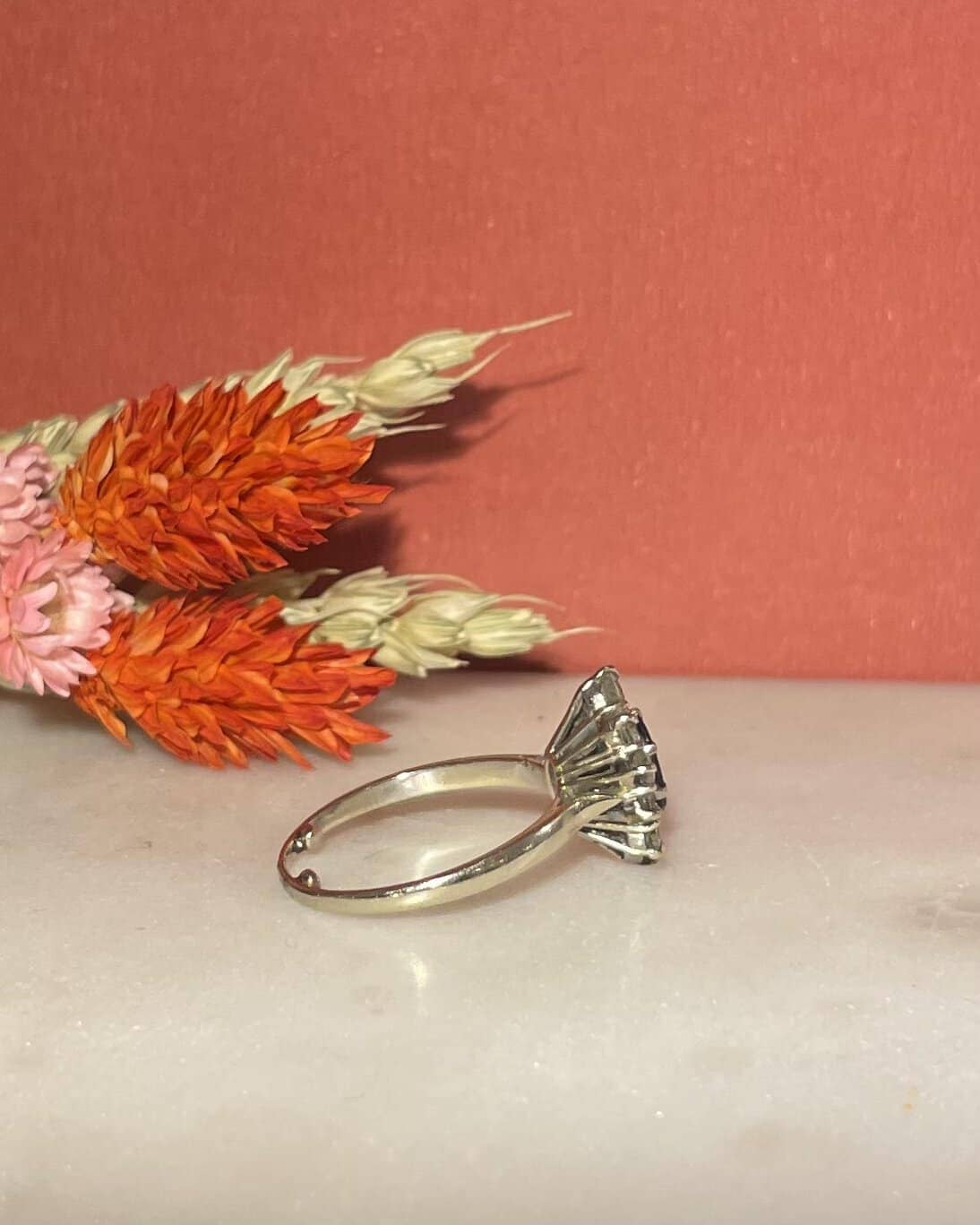 Bague Marguerite Saphir 0.65 Carat & Diamants 0.80 Carat "Yenna" - Elliade Paris