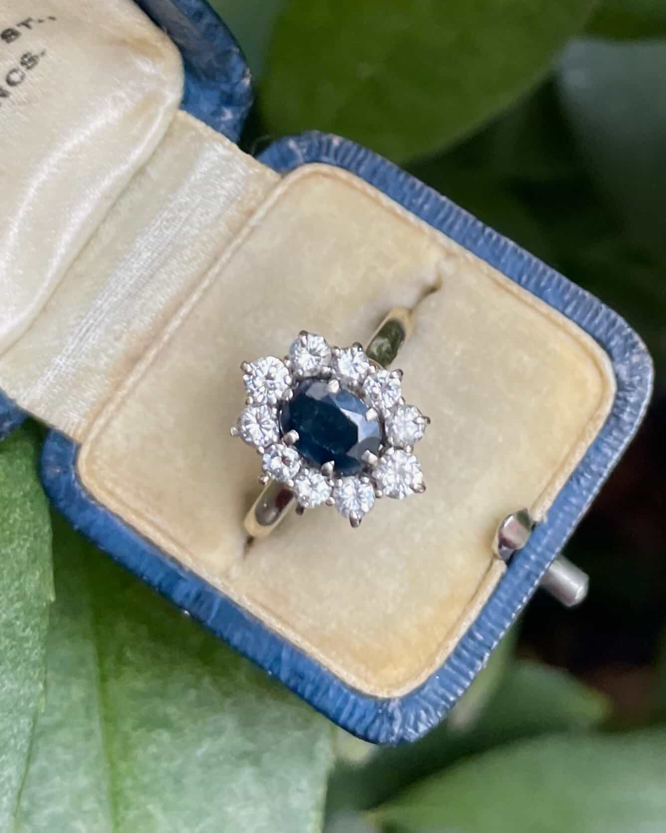 Bague Marguerite Saphir 0.65 Carat & Diamants 0.80 Carat "Yenna" - Elliade Paris