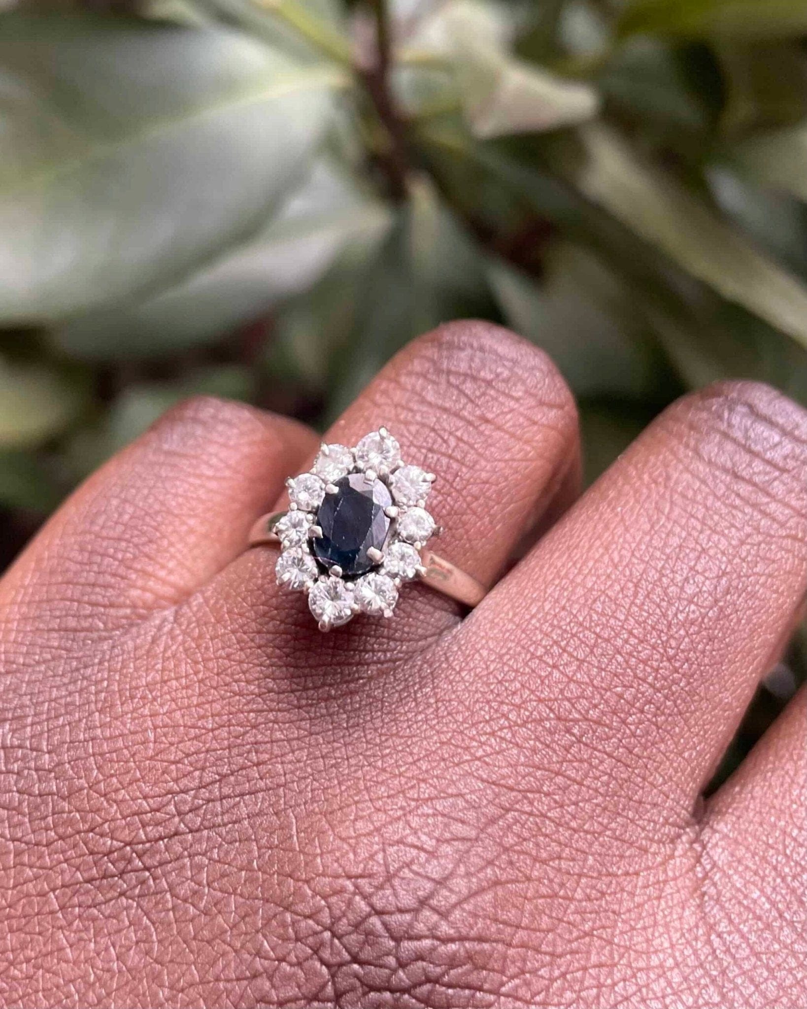 Bague Marguerite Saphir 0.65 Carat & Diamants 0.80 Carat "Yenna" - Elliade Paris