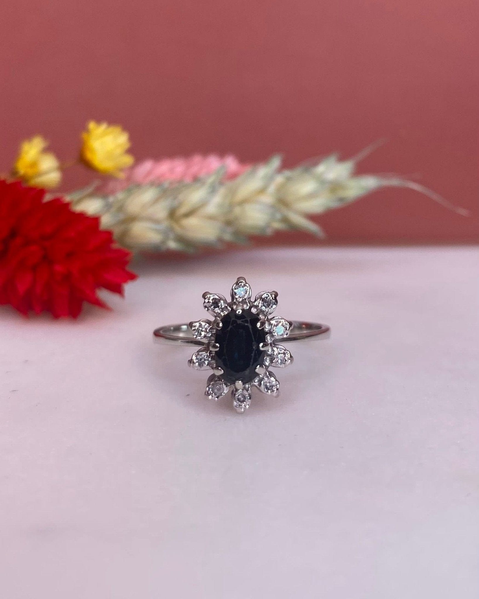 Bague Marguerite Saphir 0.65 Carat & Diamants "Aby" - Elliade Paris