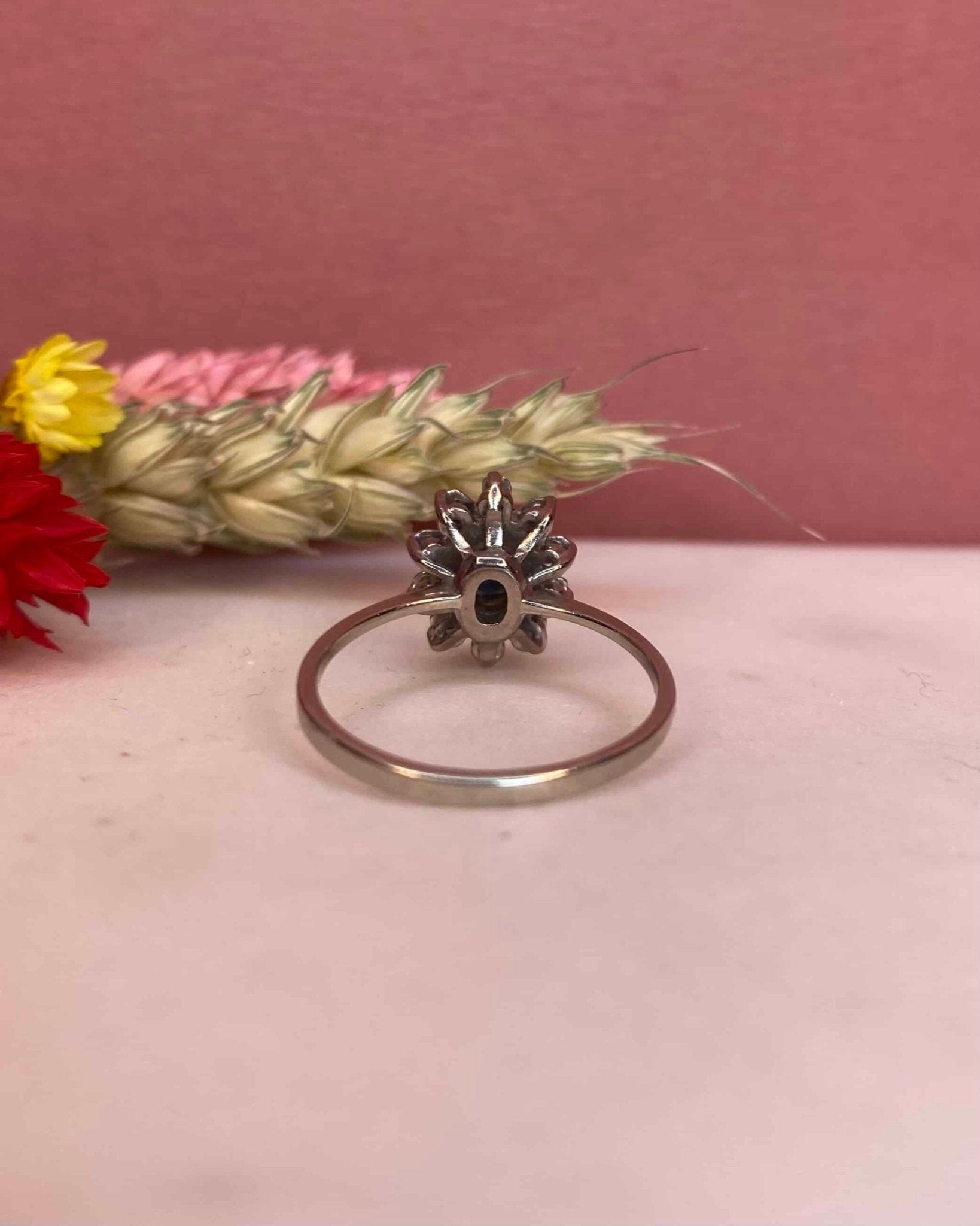 Bague Marguerite Saphir 0.65 Carat & Diamants "Aby" - Elliade Paris