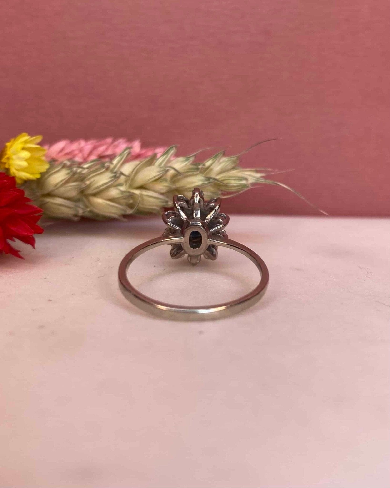 Bague Marguerite Saphir 0.65 Carat & Diamants "Aby" - Elliade Paris