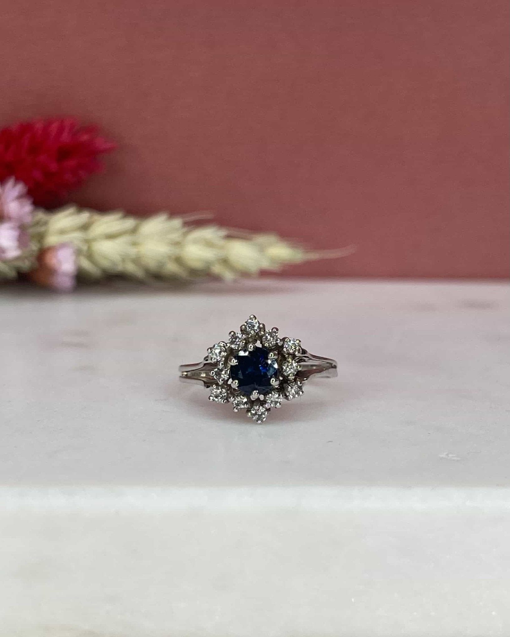 Bague Marguerite Saphir 0.65 Carat & Diamants "Eden" - Elliade Paris