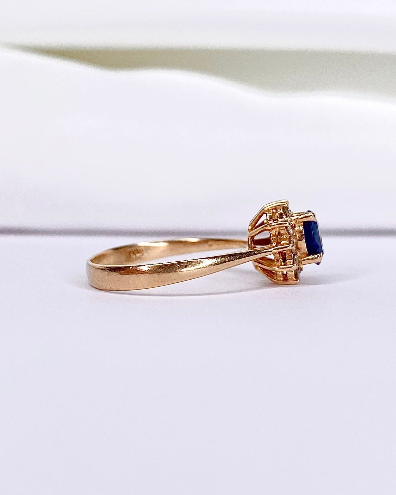 Bague Marguerite Saphir 0.67 carat & Diamants "Gabrielle" - Elliade Paris