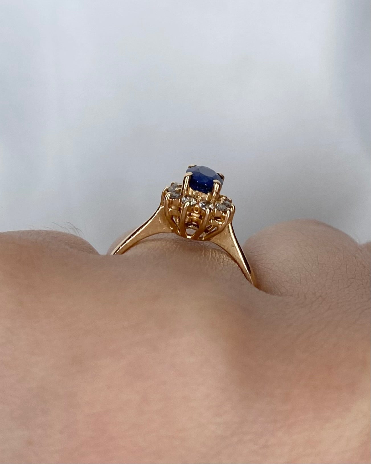 Bague Marguerite Saphir 0.67 carat & Diamants "Gabrielle" - Elliade Paris