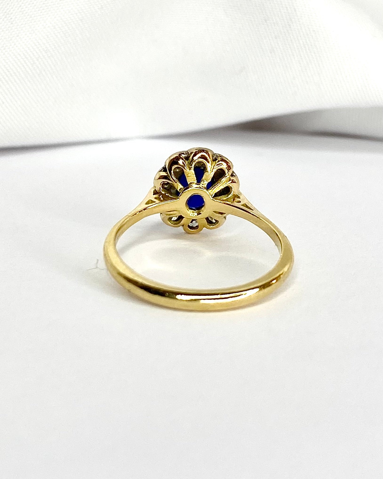 Bague Marguerite Saphir 0.70 carat & 10 Diamants "Alexia" - Elliade Paris