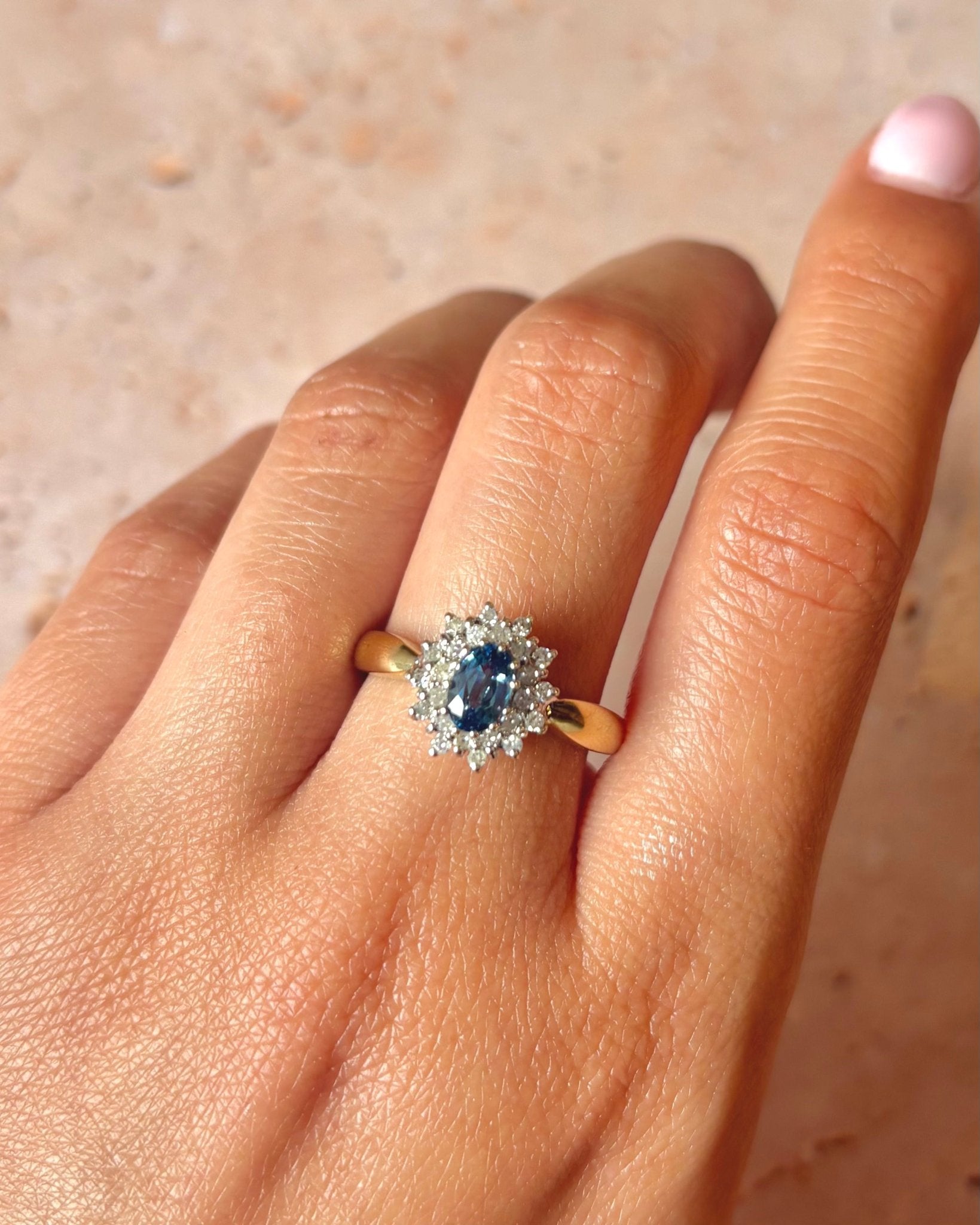 Bague Marguerite Saphir 0.70 carat & Diamants 0.24 carat "Lisa" - Elliade Paris