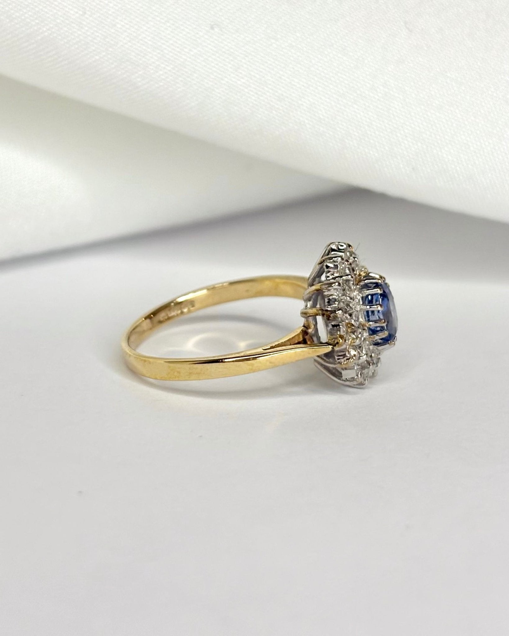 Bague Marguerite Saphir 0.70 carat & Diamants "Nelly" - Elliade Paris