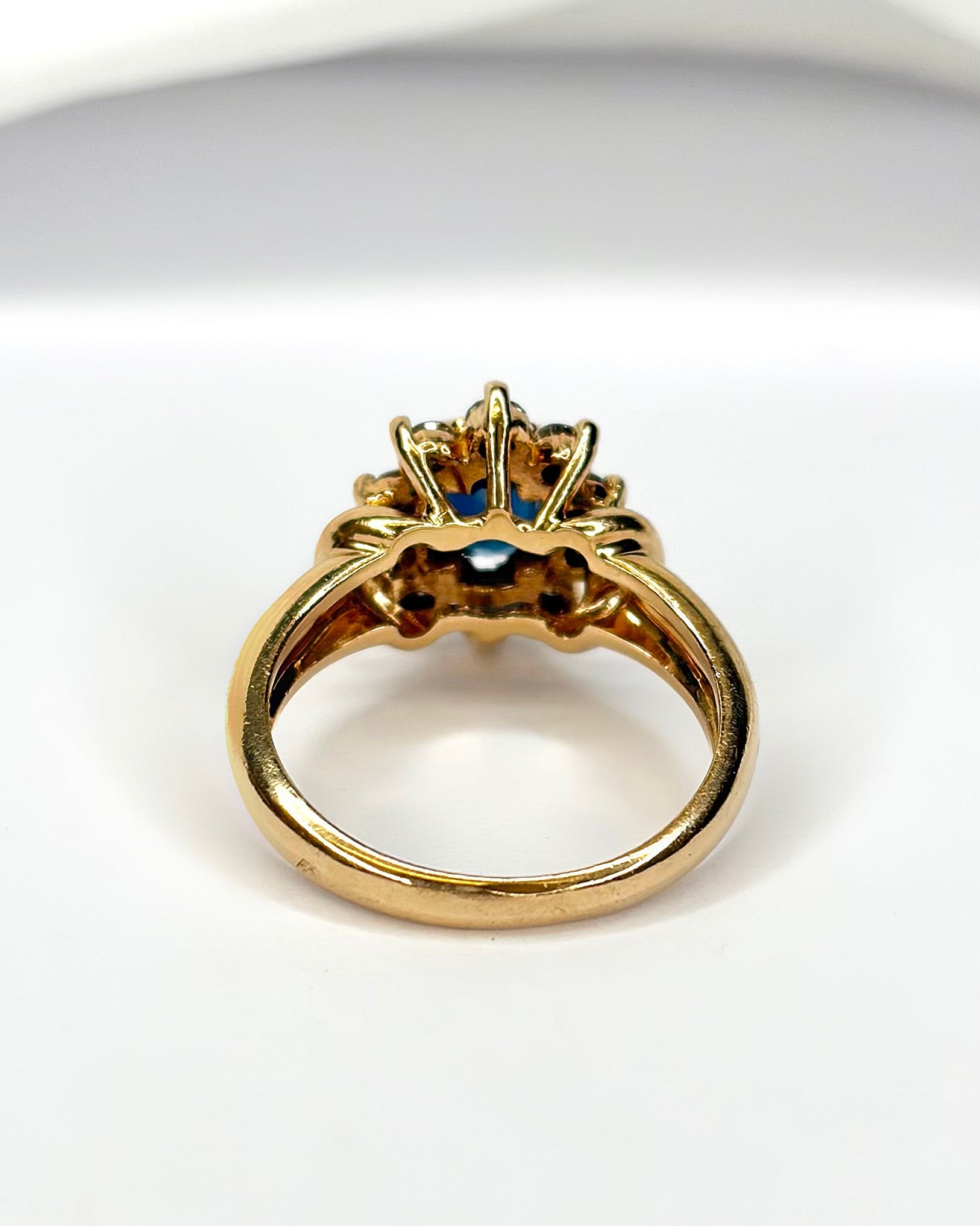 Bague Marguerite Saphir 0.72 carat, Diamants 0.20 carat & 4.34g "Elena" - Elliade Paris