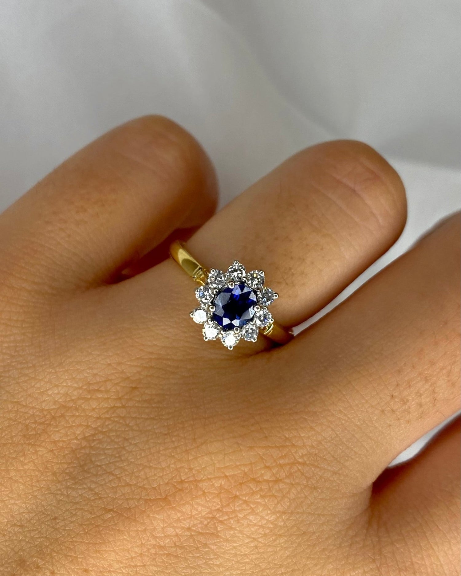 Bague Marguerite Saphir 0.72 carat & Diamants 0.40 carat "Vérène" - Elliade Paris