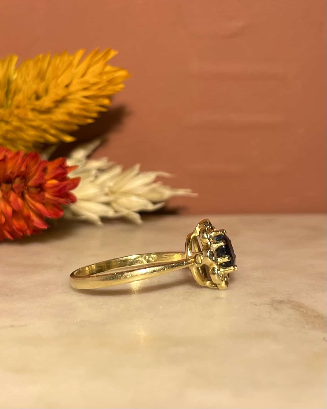 Bague Marguerite Saphir 0.75 Carat & 8 Diamants "Roxy" - Elliade Paris