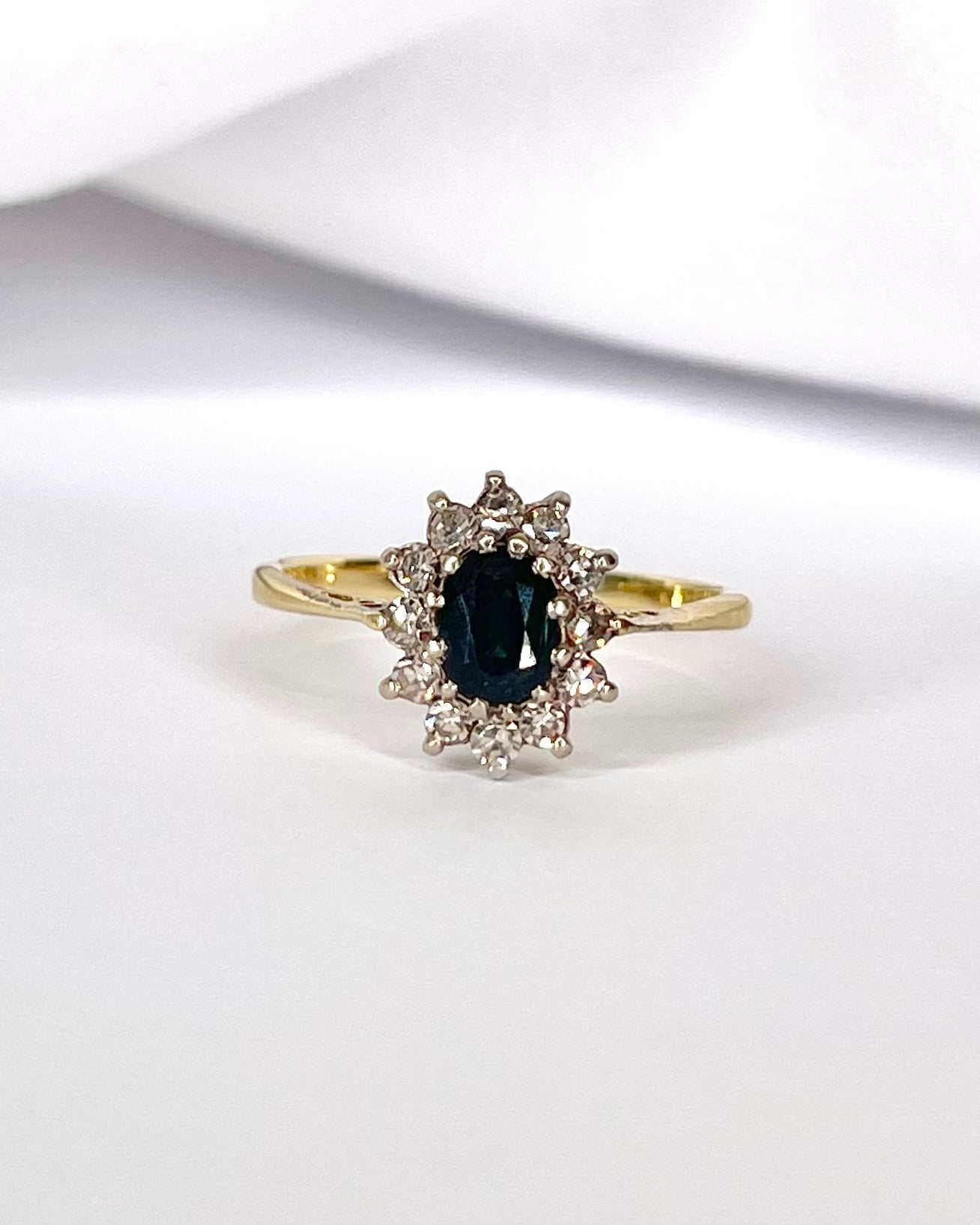 Bague Marguerite Saphir 0.75 carat & Diamants 0.24 carat "Kyara" - Elliade Paris