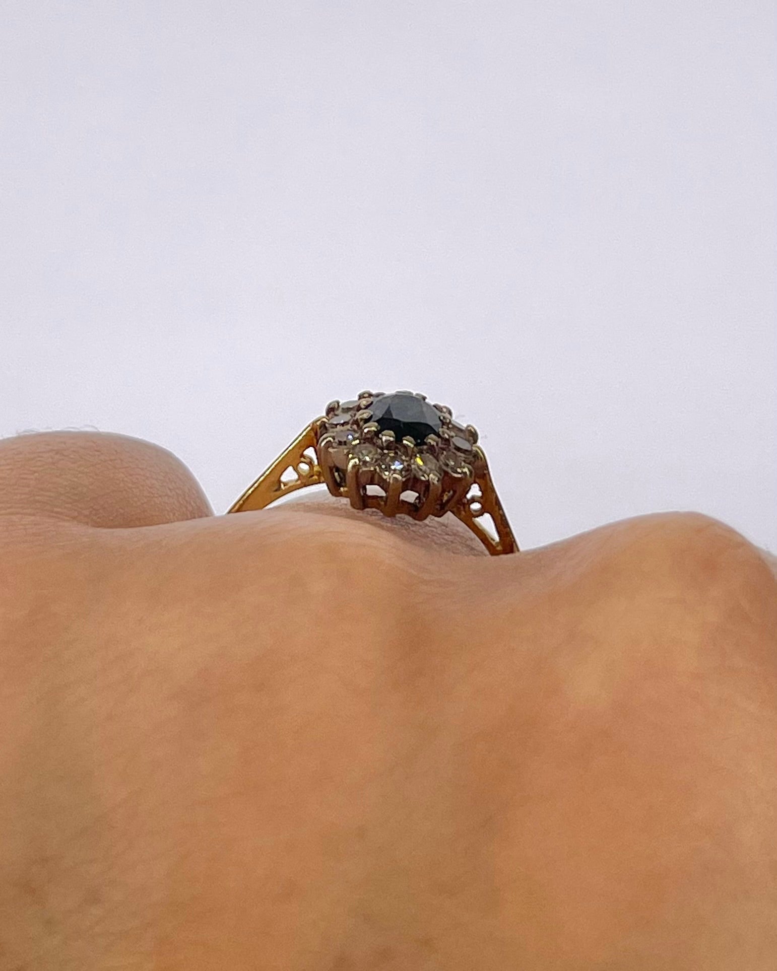 Bague Marguerite Saphir 0.75 carat & Diamants 0.24 carat "Kyara" - Elliade Paris