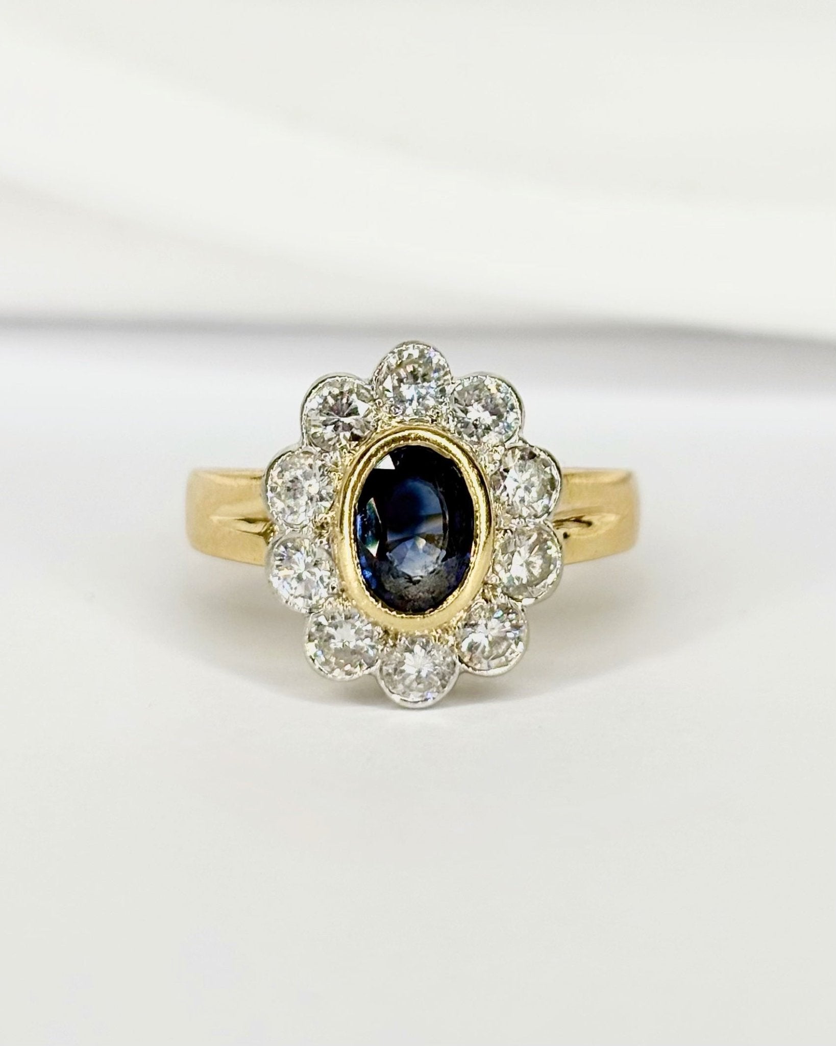 Bague Marguerite Saphir 0.78 carat & Diamants 0.80 carat "Tiana" - Elliade Paris