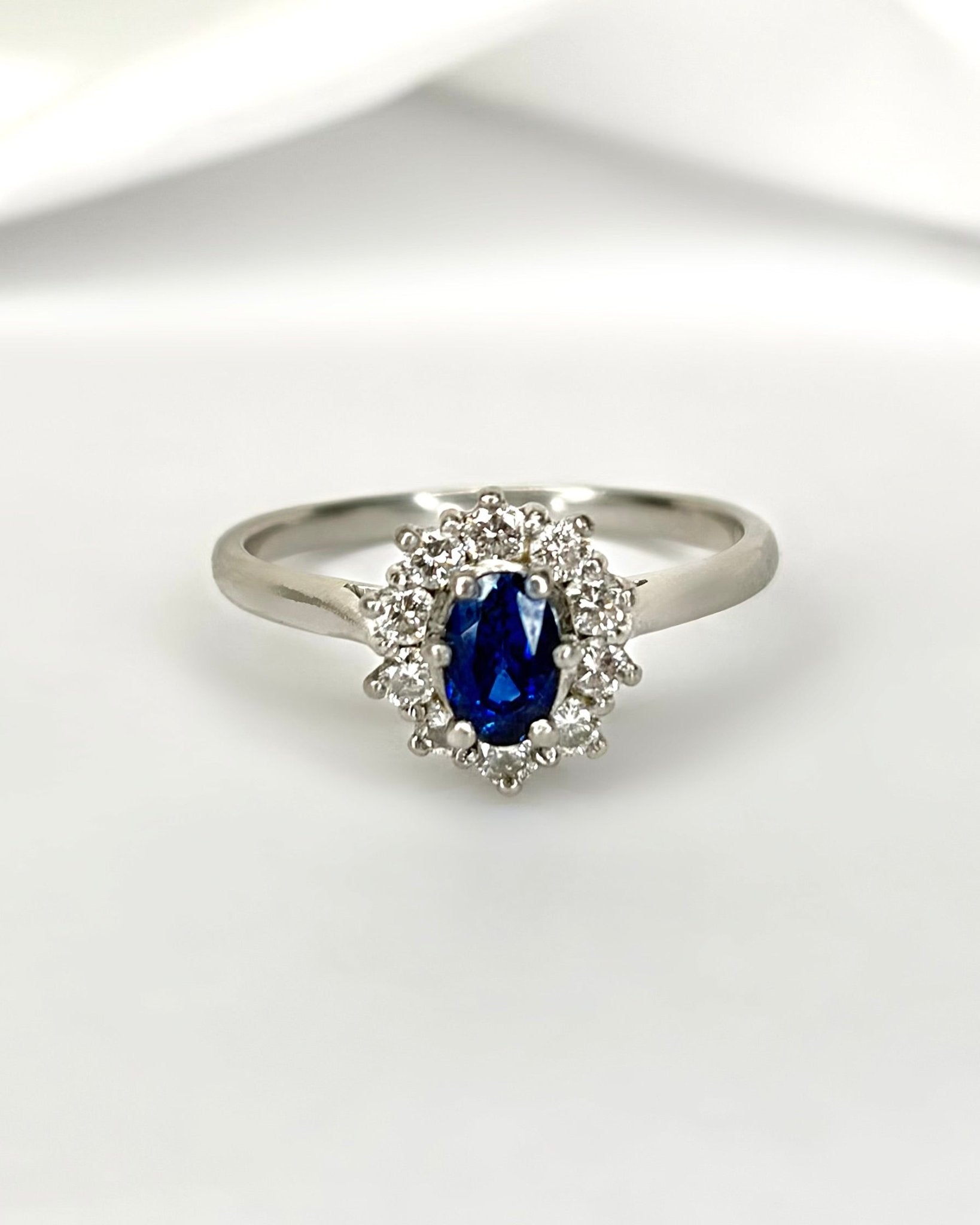 Bague Marguerite Saphir 0.80 carat & Diamants 0.20 carat "Nina" - Elliade Paris