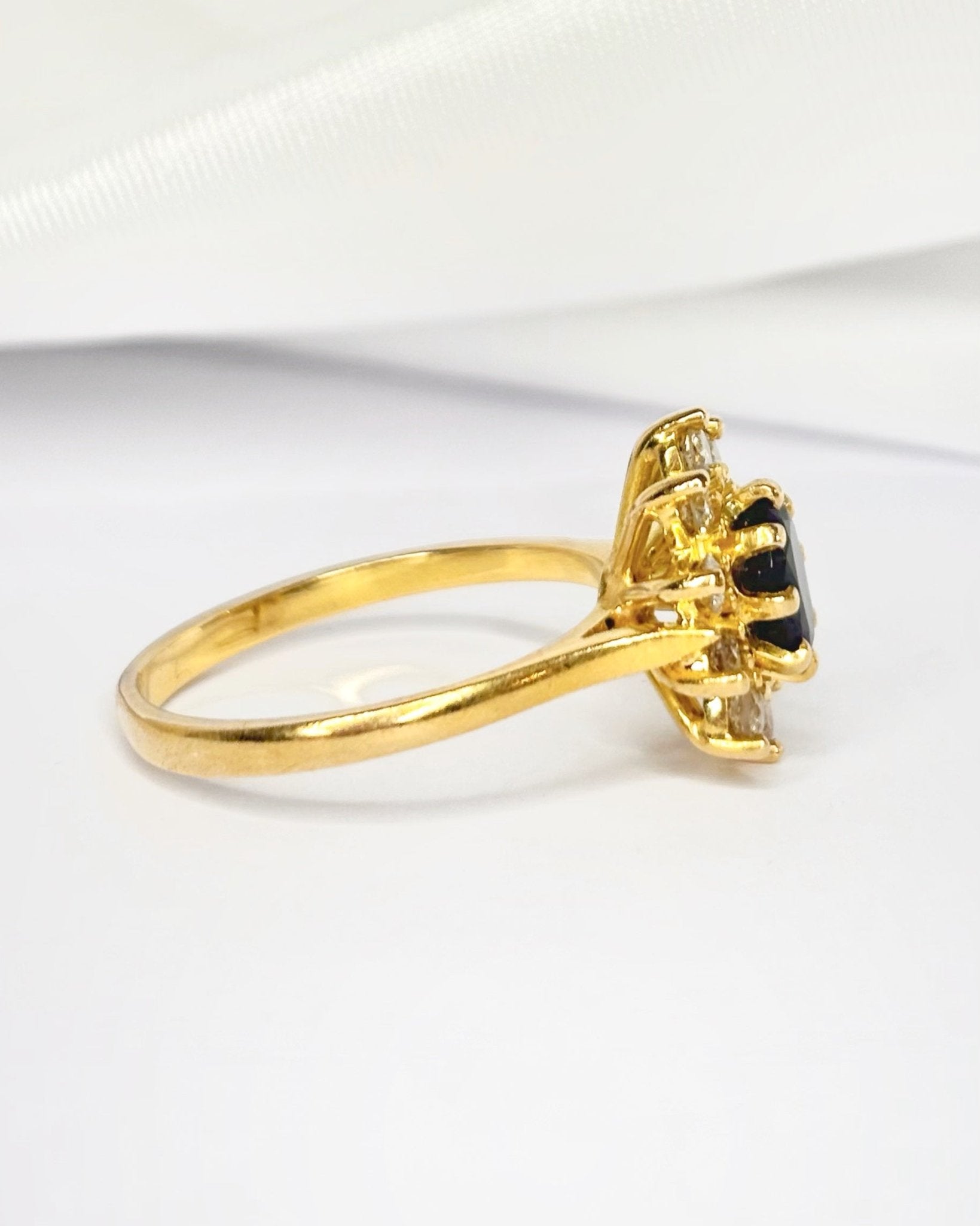 Bague Marguerite Saphir 0.80 carat & Diamants 0.40 carat "Paulette" - Elliade Paris