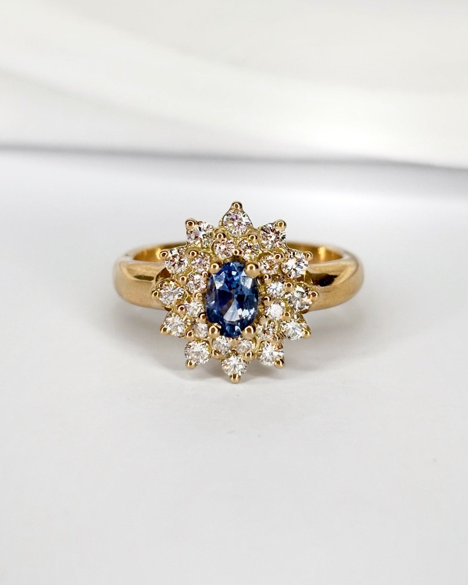 Bague Marguerite Saphir 0.80 carat, Diamants 0.48 carat & Or 7,43g "Chimène" - Elliade Paris