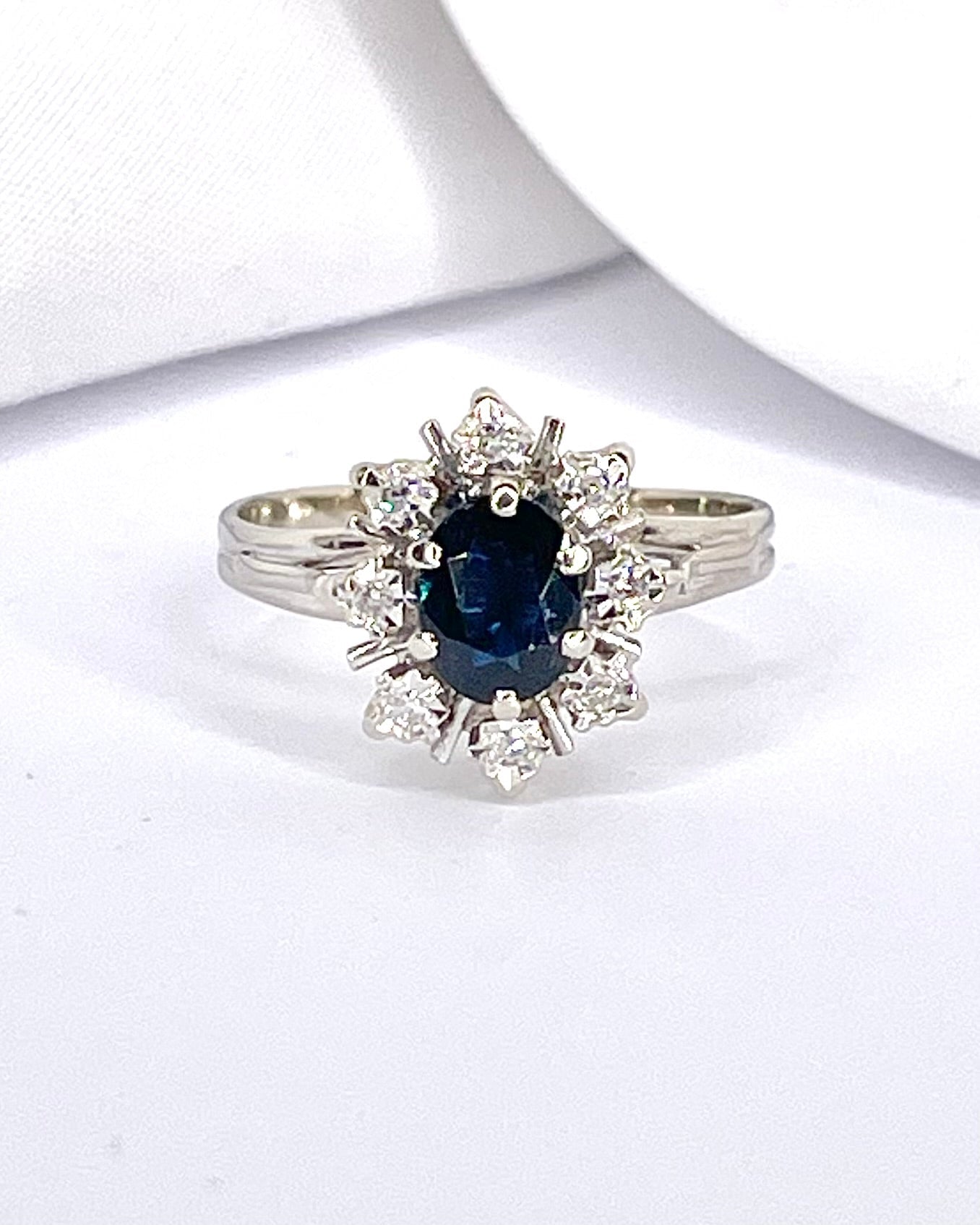 Bague Marguerite Saphir 0.80 carat & Diamants “Belvira” - Elliade Paris
