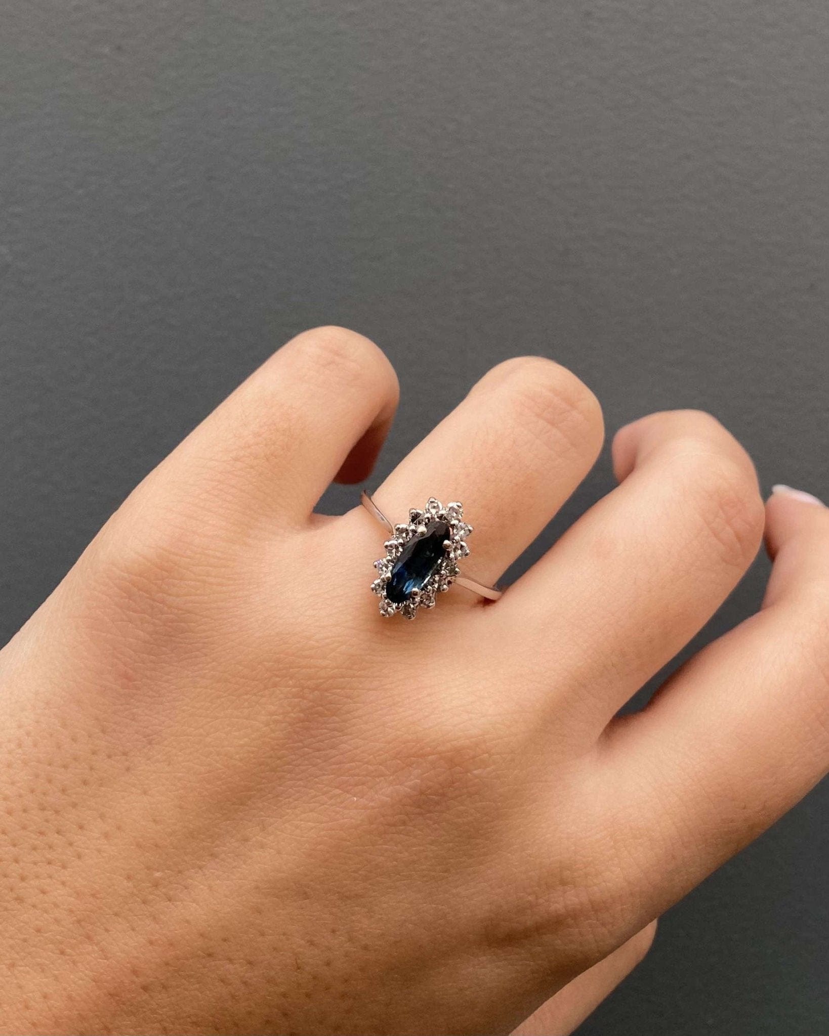 Bague Marguerite Saphir 0.80 carat & Diamants "Sallia" - Elliade Paris
