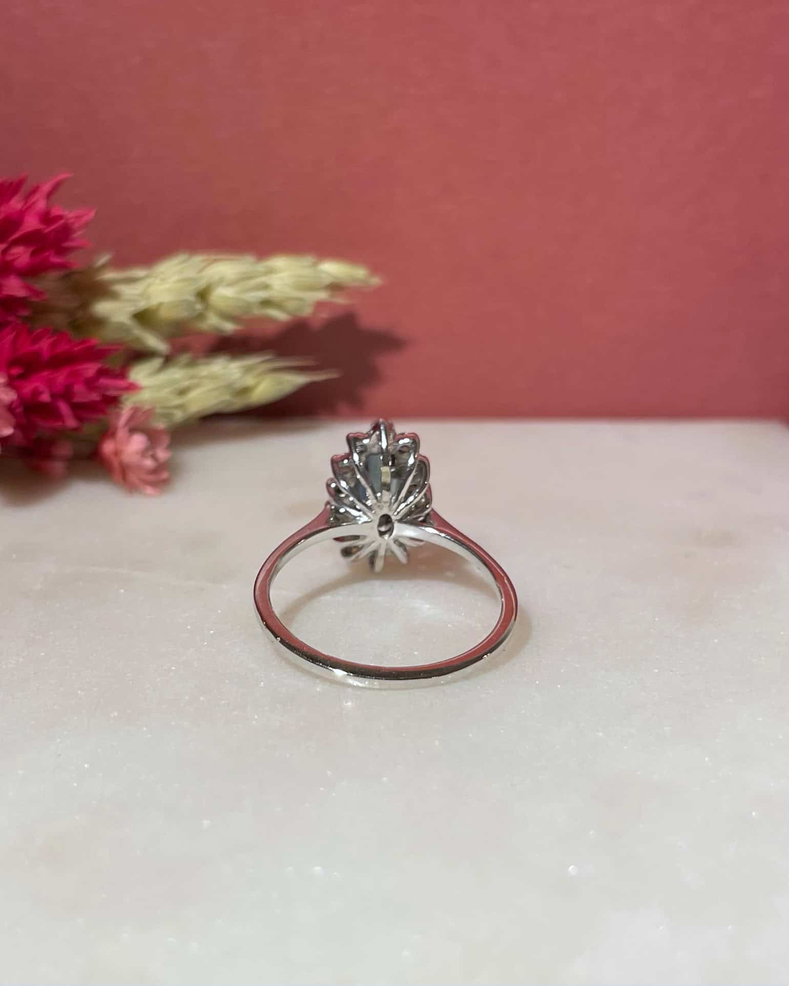 Bague Marguerite Saphir 0.80 carat & Diamants "Sallia" - Elliade Paris