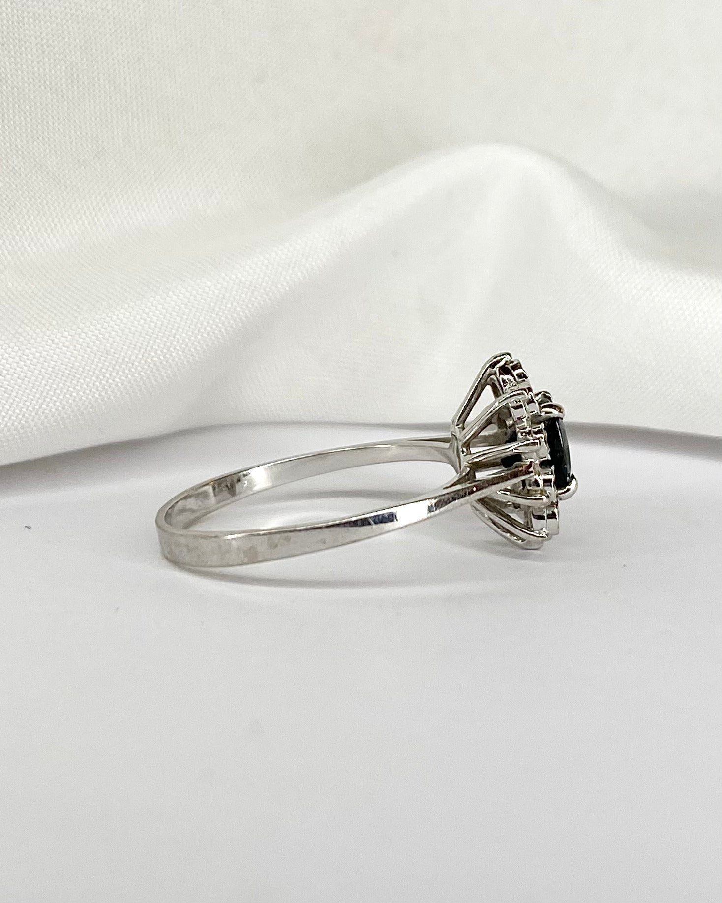 Bague Marguerite Saphir 0.82 carat & 10 Diamants "Lexie" - Elliade Paris