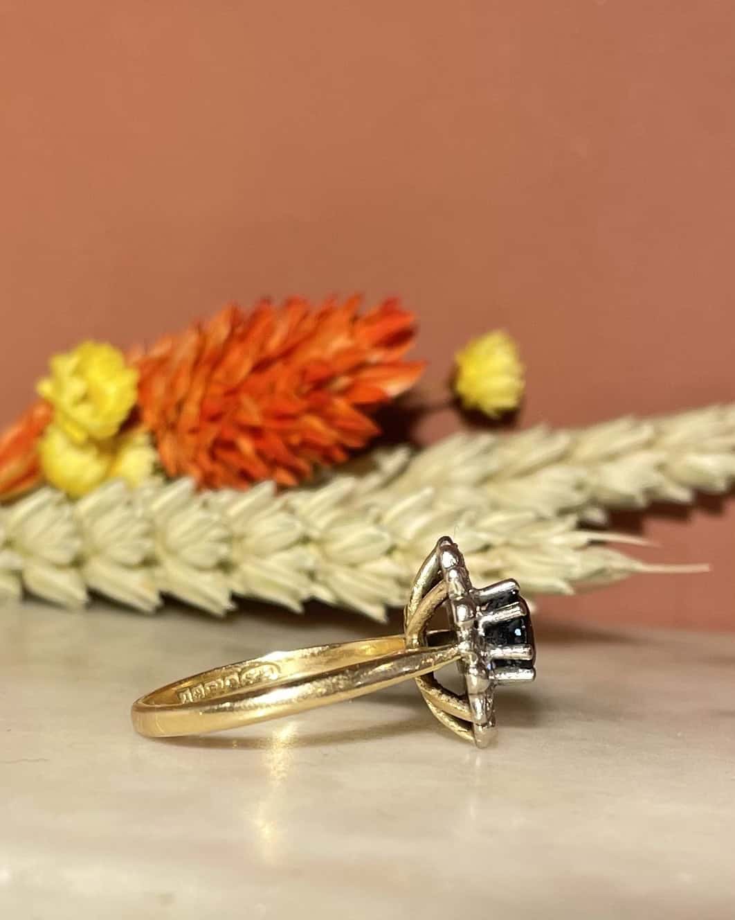 Bague Marguerite Saphir 0.85 Carat & 8 Diamants "Hennie" - Elliade Paris