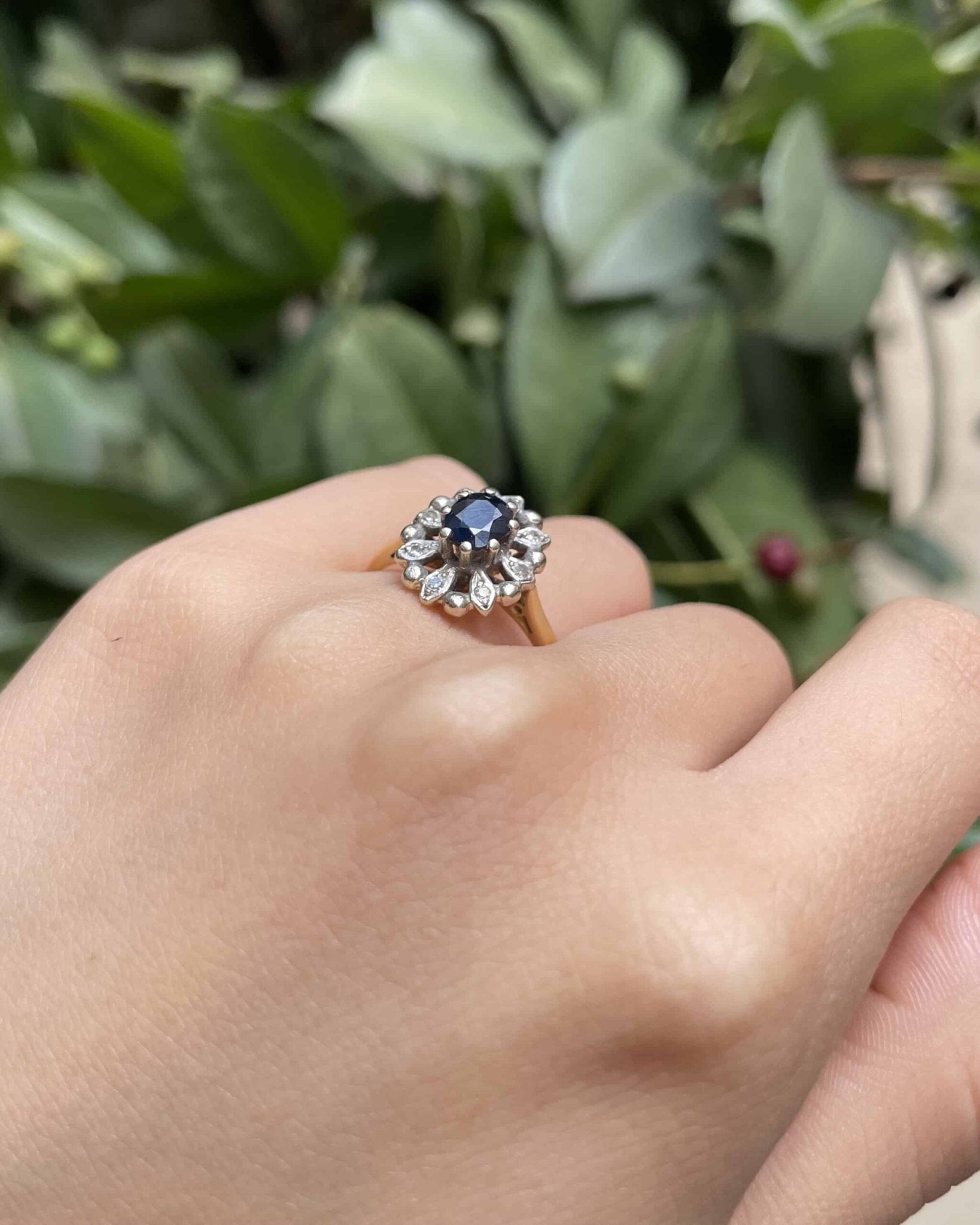 Bague Marguerite Saphir 0.85 Carat & 8 Diamants "Hennie" - Elliade Paris