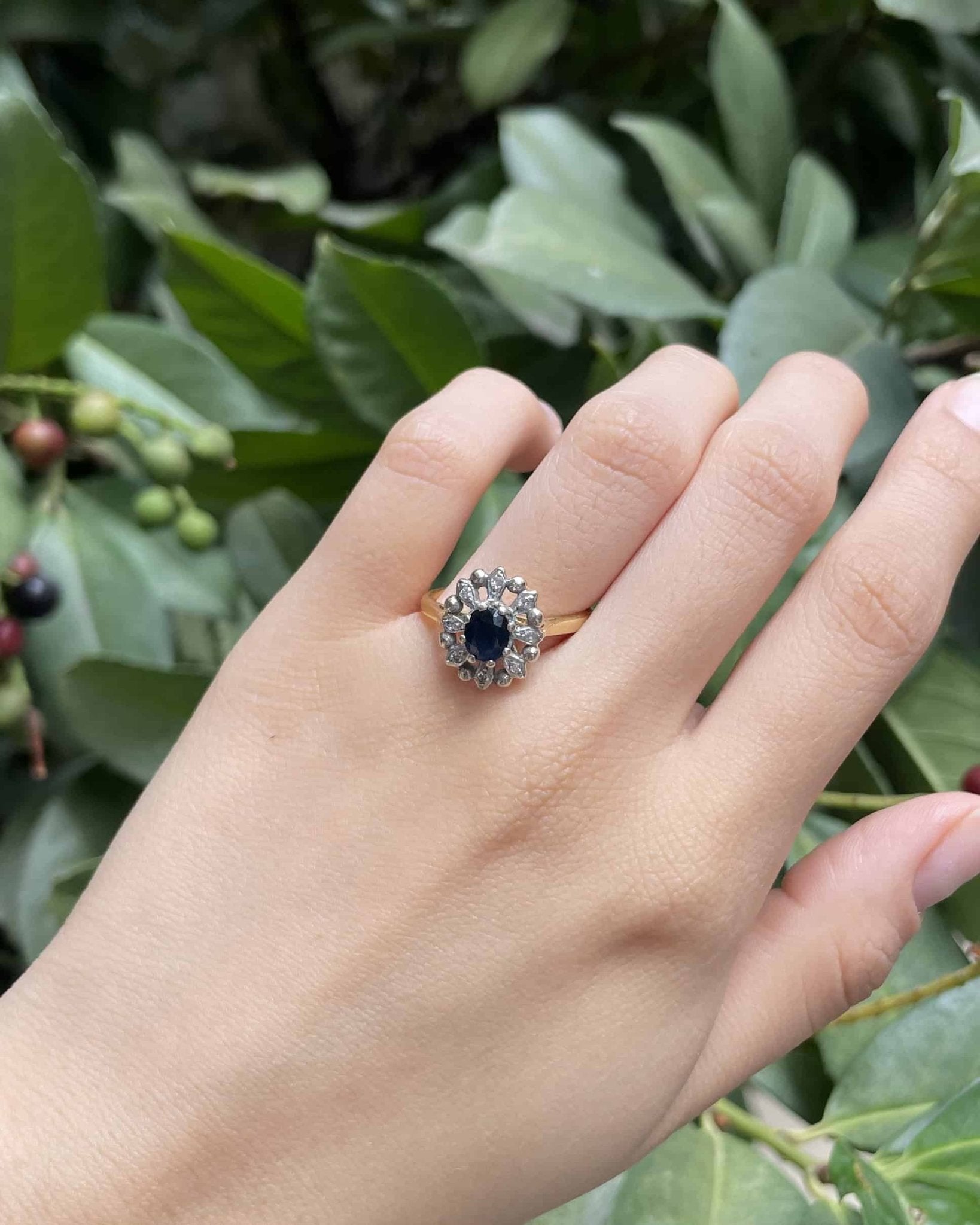 Bague Marguerite Saphir 0.85 Carat & 8 Diamants "Hennie" - Elliade Paris