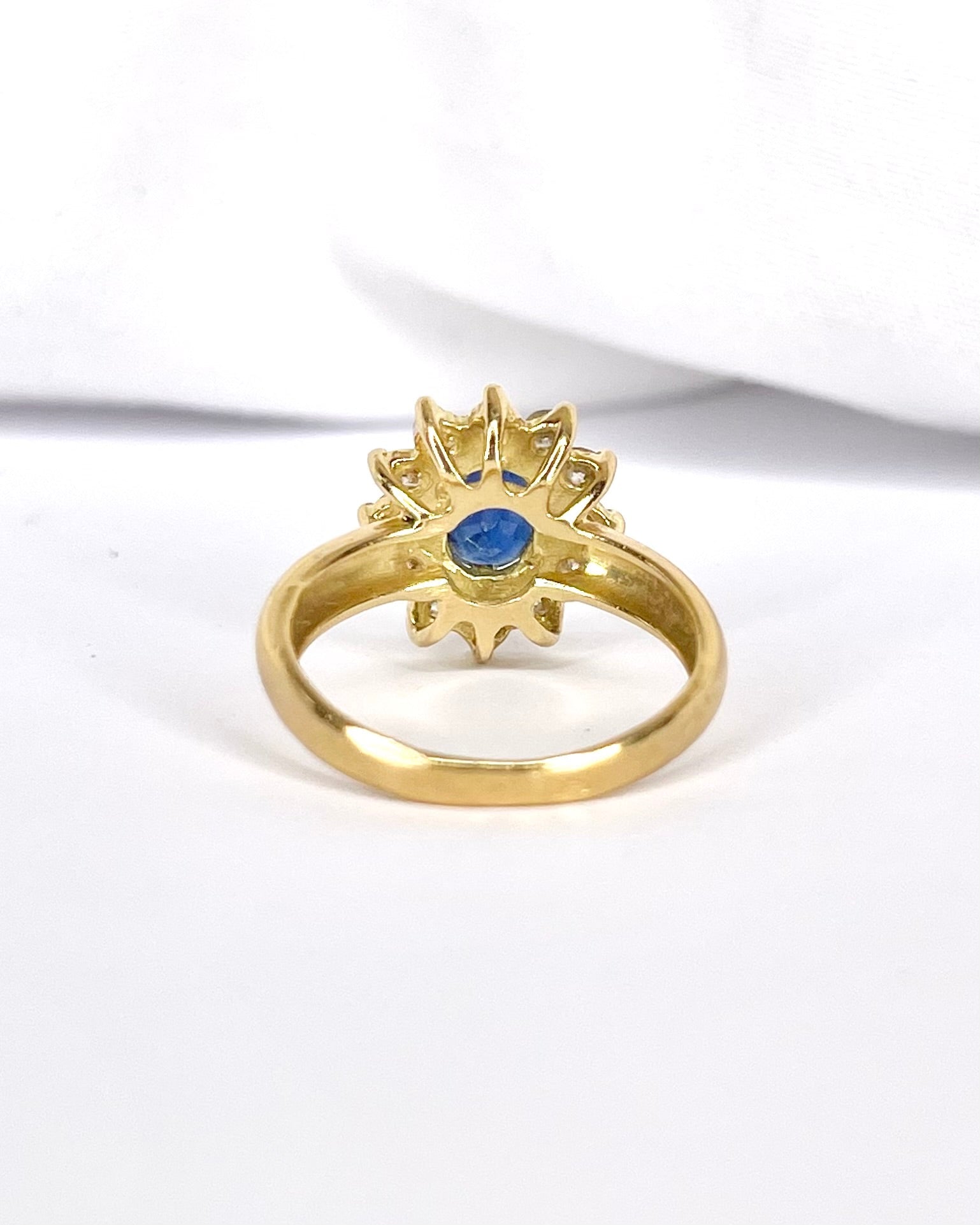 Bague Marguerite Saphir 0.85 carat & Diamants 0.48 carat "Andrea" - Elliade Paris
