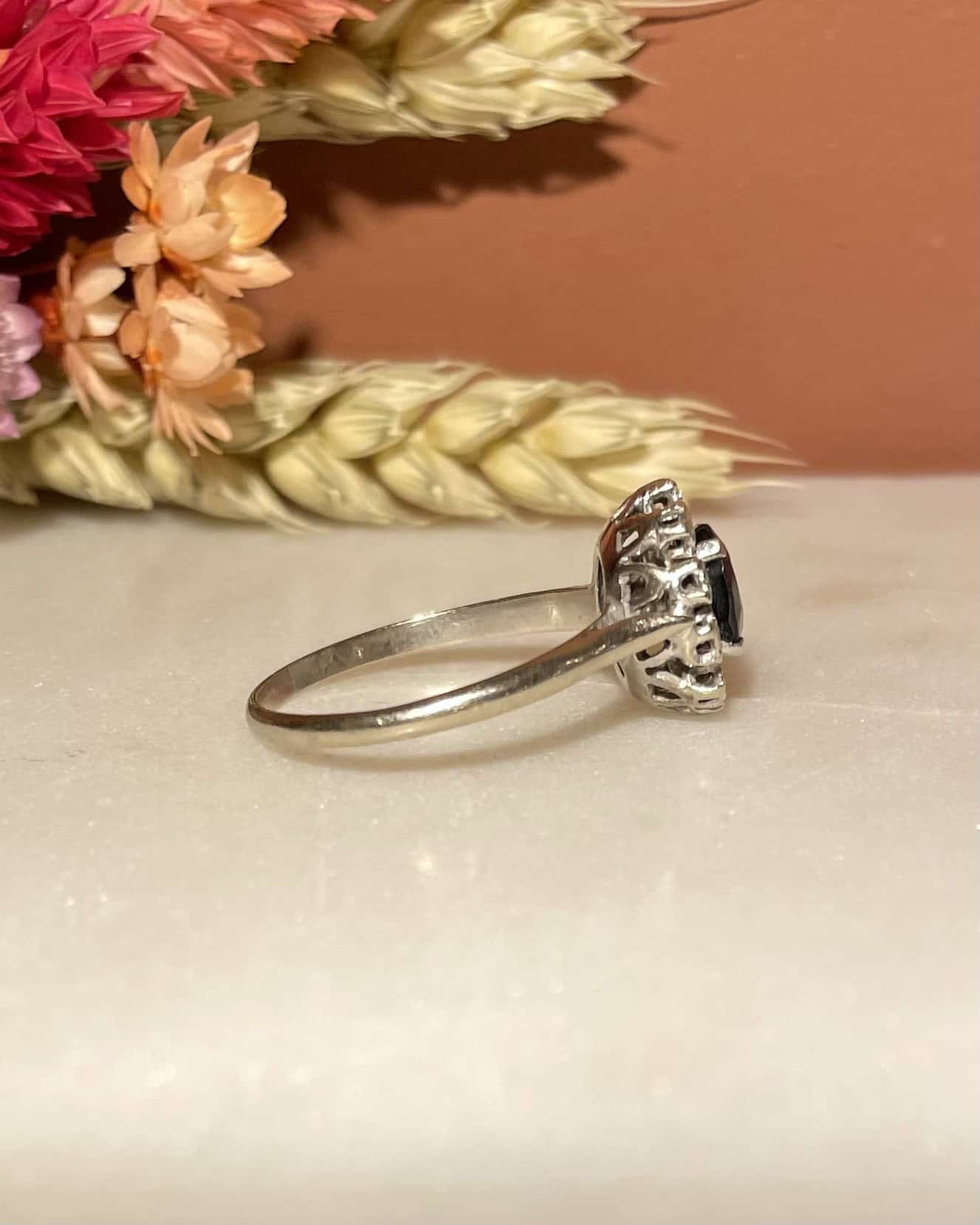 Bague Marguerite Saphir 0.85 Carat & Diamants "Louana" - Elliade Paris