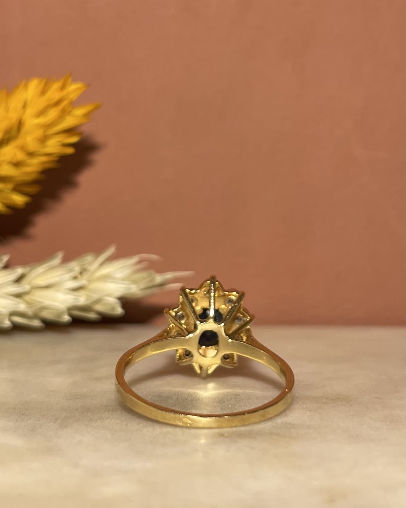 Bague Marguerite Saphir 0.85 carat & Diamants "Romy" - Elliade Paris