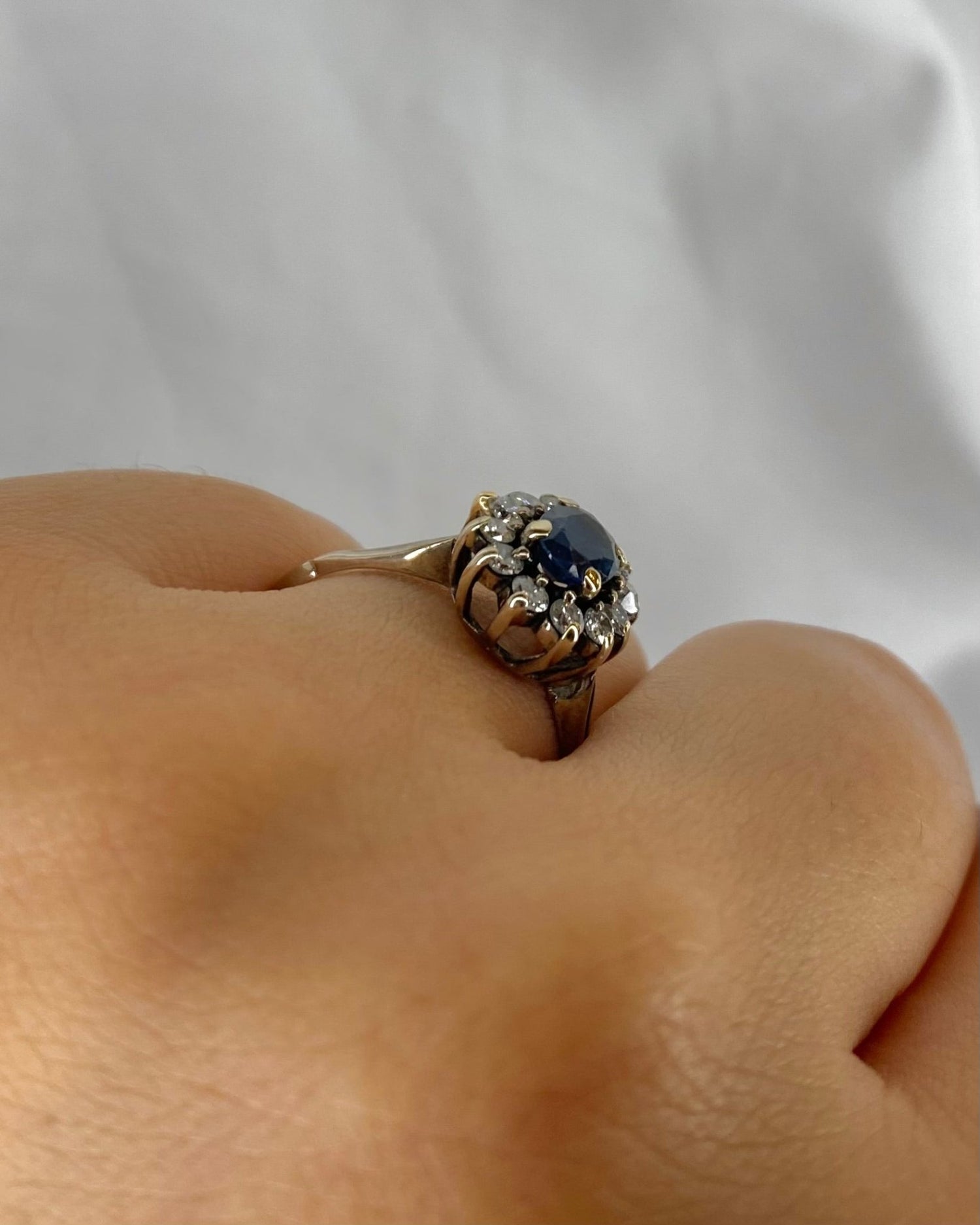 Bague Marguerite Saphir 0.90 carat & 12 Diamants "Amalia" - Elliade Paris