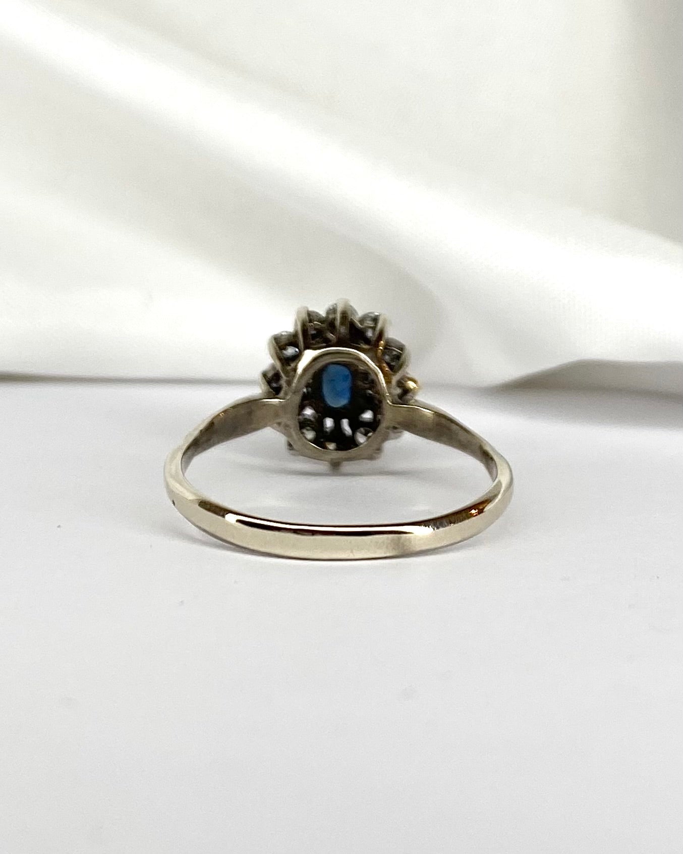 Bague Marguerite Saphir 0.90 carat & 12 Diamants "Amalia" - Elliade Paris