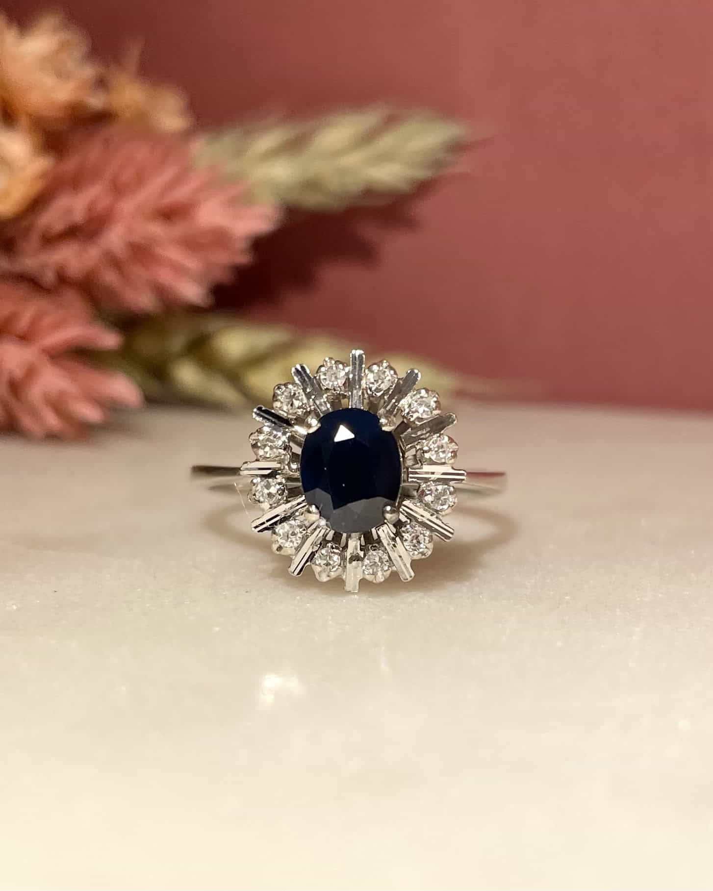 Bague Marguerite Saphir 0.90 Carat & 12 Diamants "Carla" - Elliade Paris