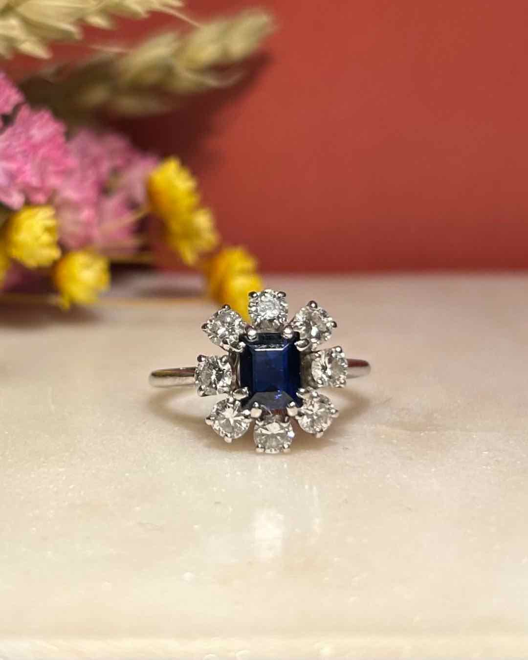 Bague Marguerite Saphir 0.90 Carat & Diamants 0.80 Carat "Naéla" - Elliade Paris