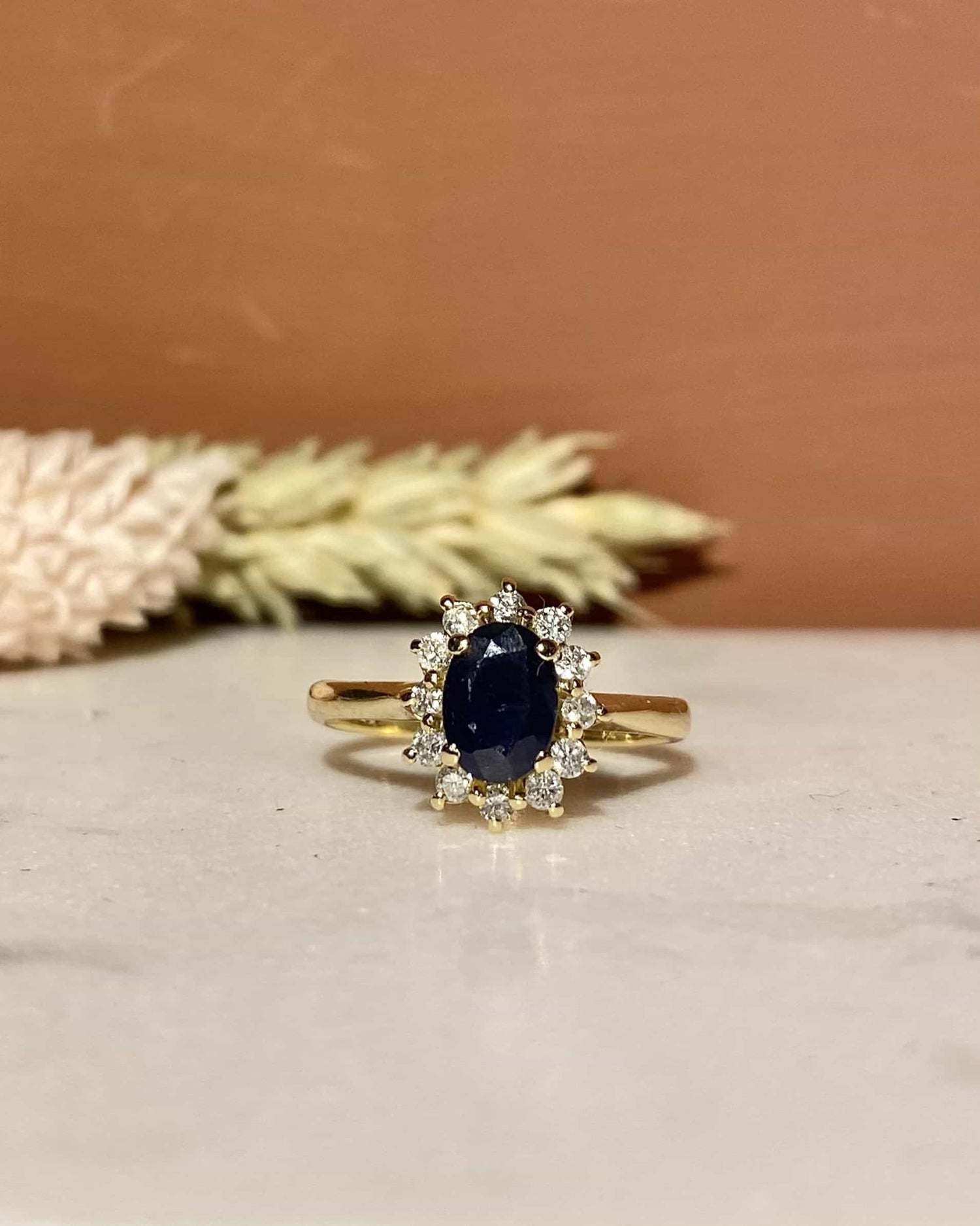 Bague Marguerite Saphir 0.90 Carat & Diamants "Monna" - Elliade Paris