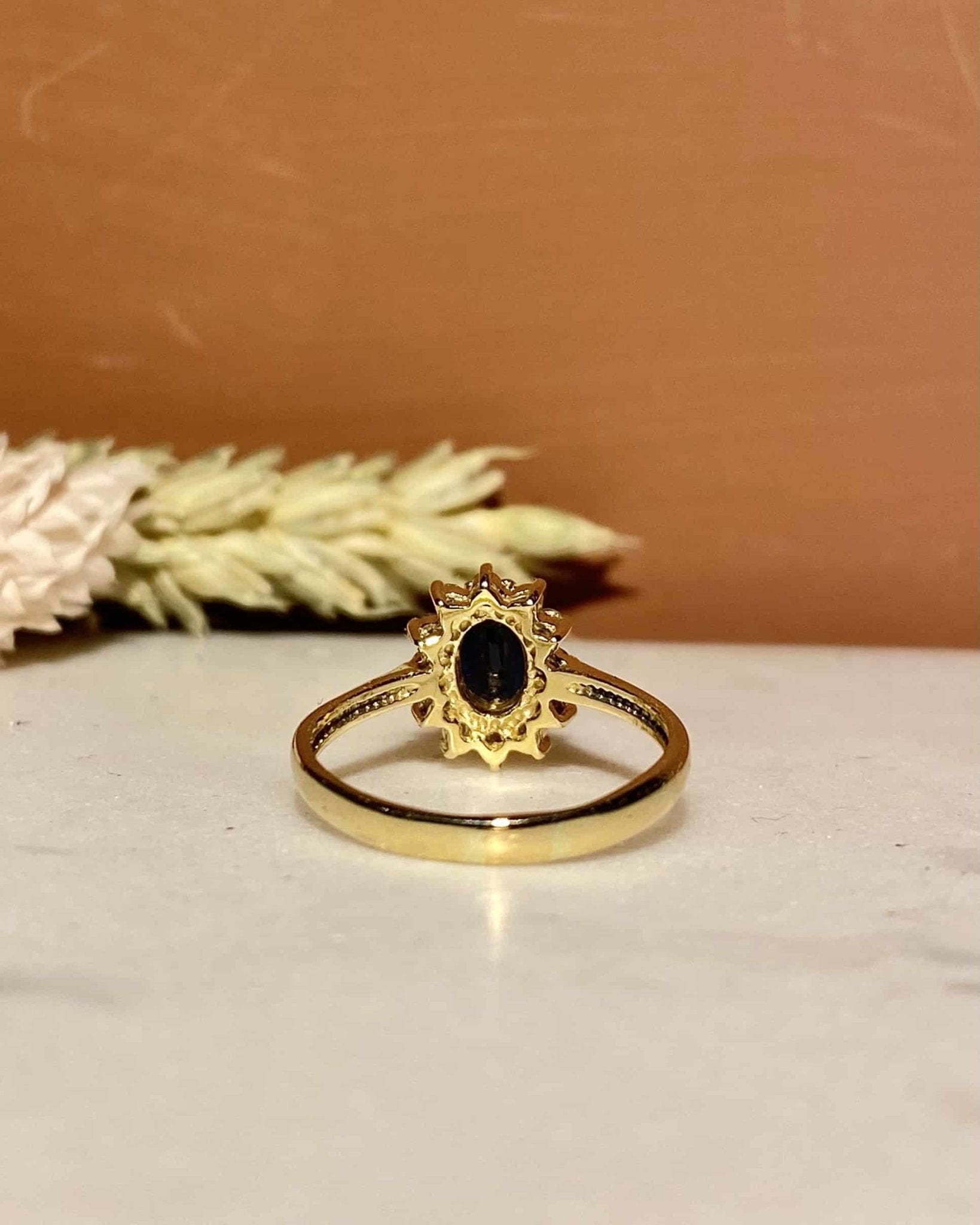 Bague Marguerite Saphir 0.90 Carat & Diamants "Monna" - Elliade Paris
