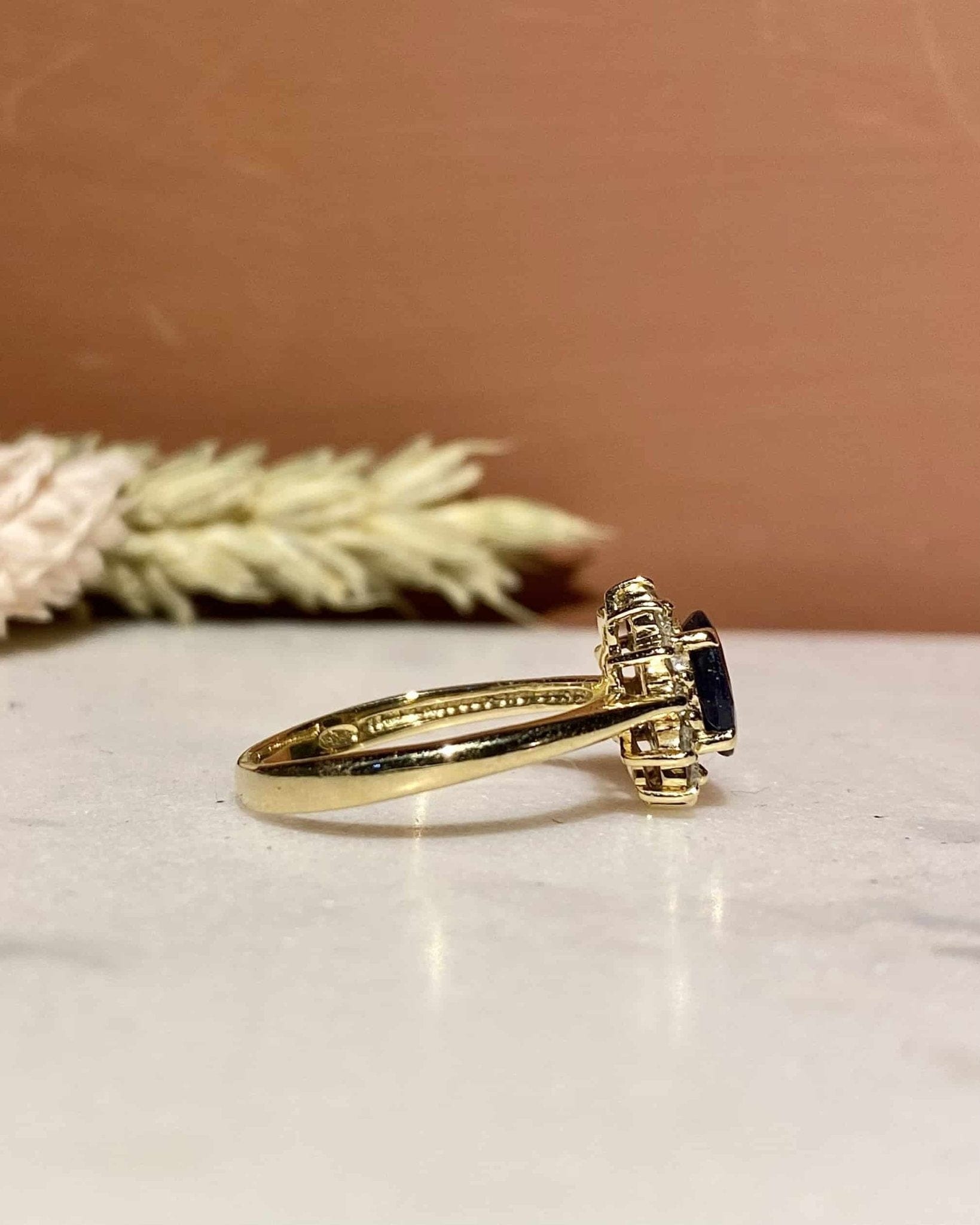 Bague Marguerite Saphir 0.90 Carat & Diamants "Monna" - Elliade Paris