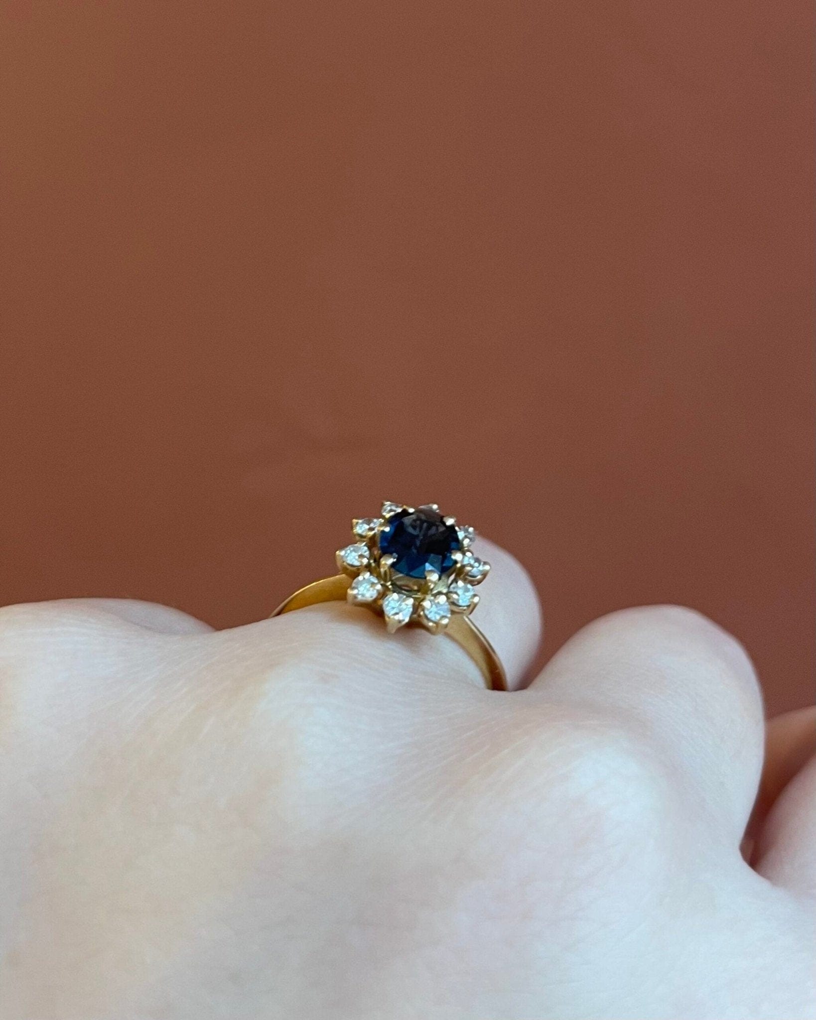 Bague Marguerite Saphir 0.90 Carat & Diamants "Ronnie" - Elliade Paris